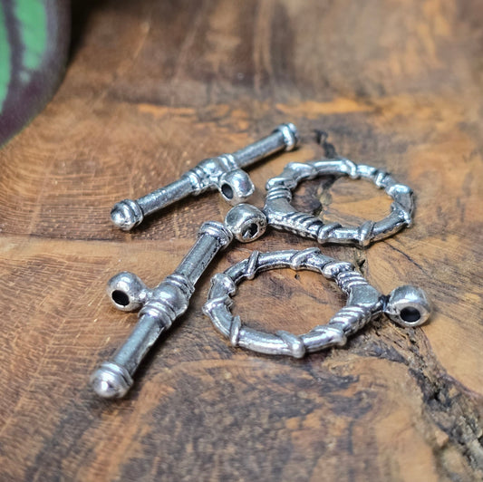 2x Knebelverschluss im antik silberfarbigen Design – perfekt für Ketten & Armbänder. Schmuckzubehör mit stilvollem Antikfinish.