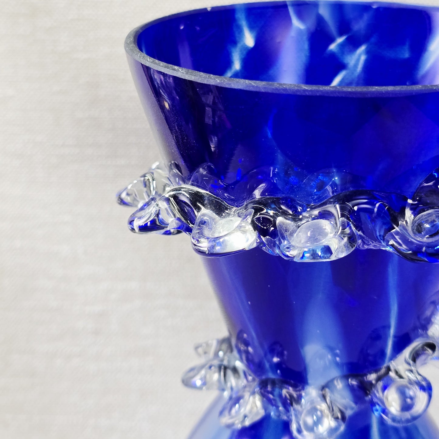 Handgeblasene kobaltblaue Vintage-Vase mit klarem Rigaree-Ring aus den 1970ern, polnisches Art-Glass, ca. 26 cm hoch, Mid-Century-Stil.