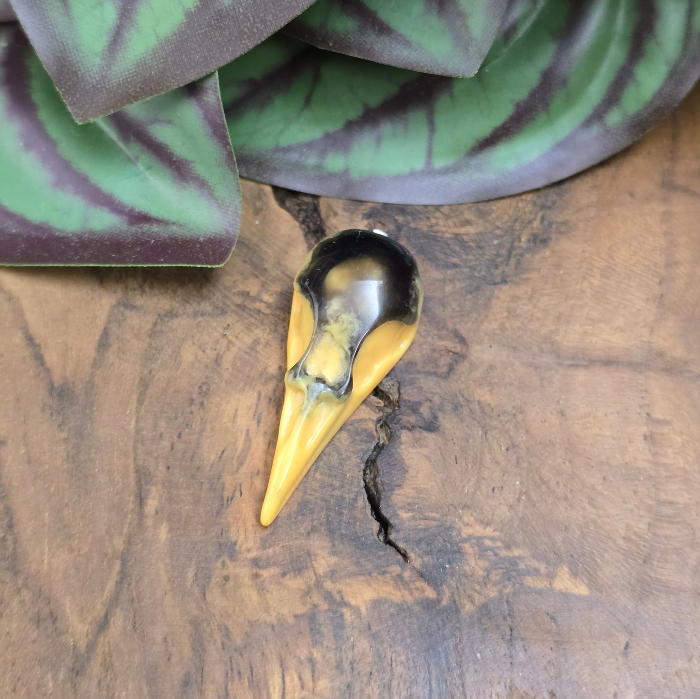 Gothic-Schmuck, Fantasy-Designs, Cosplay, Boho-Stil oder magisch inspirierte Accessoires. Ob als Statement-Piece oder kleines Detail – dieser Anhänger zieht Blicke an.