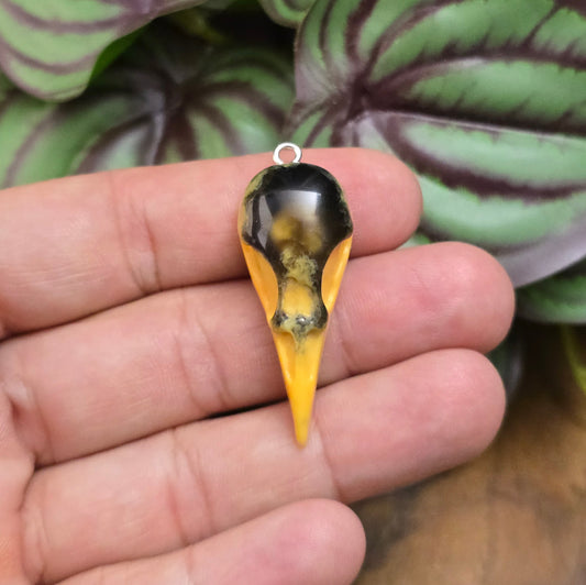 Gothic-Schmuck, Fantasy-Designs, Cosplay, Boho-Stil oder magisch inspirierte Accessoires. Ob als Statement-Piece oder kleines Detail – dieser Anhänger zieht Blicke an.