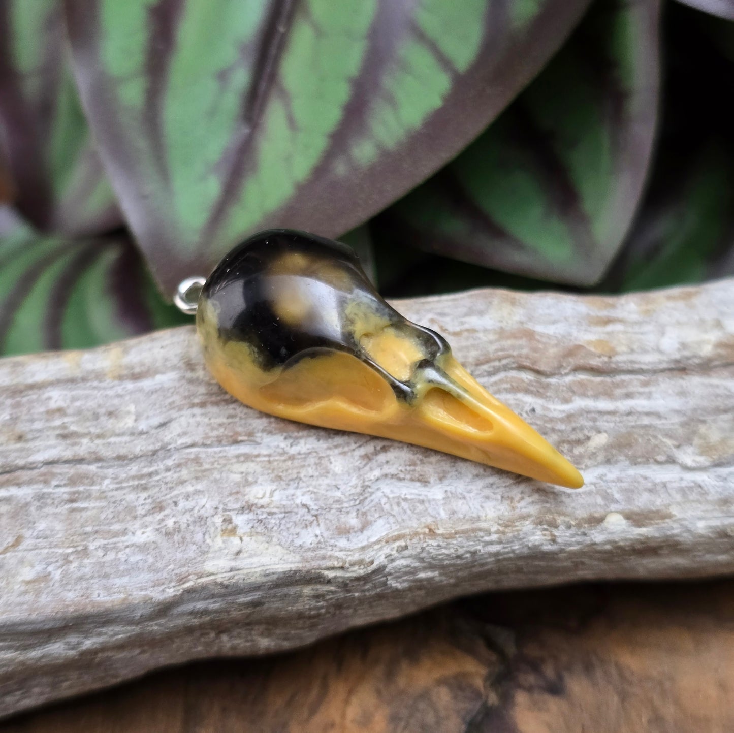 Gothic-Schmuck, Fantasy-Designs, Cosplay, Boho-Stil oder magisch inspirierte Accessoires. Ob als Statement-Piece oder kleines Detail – dieser Anhänger zieht Blicke an.