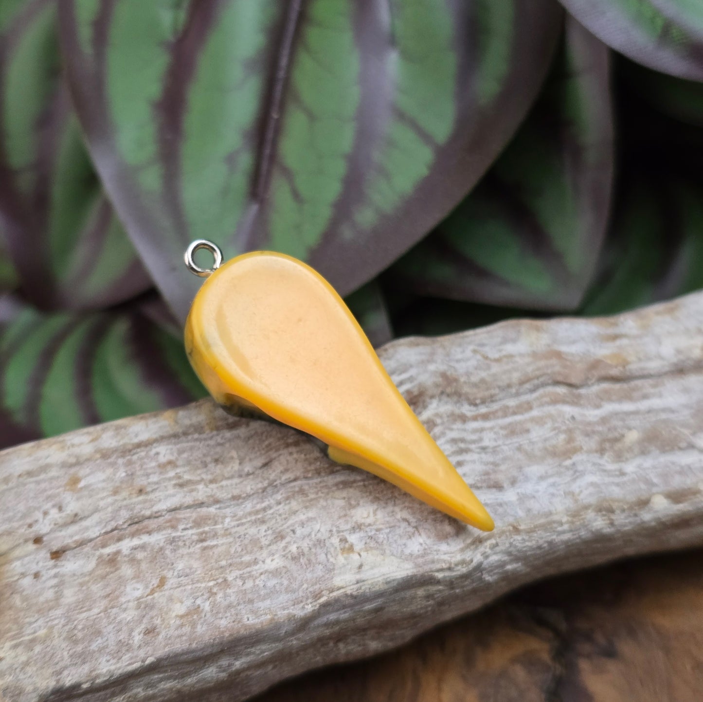 Gothic-Schmuck, Fantasy-Designs, Cosplay, Boho-Stil oder magisch inspirierte Accessoires. Ob als Statement-Piece oder kleines Detail – dieser Anhänger zieht Blicke an.