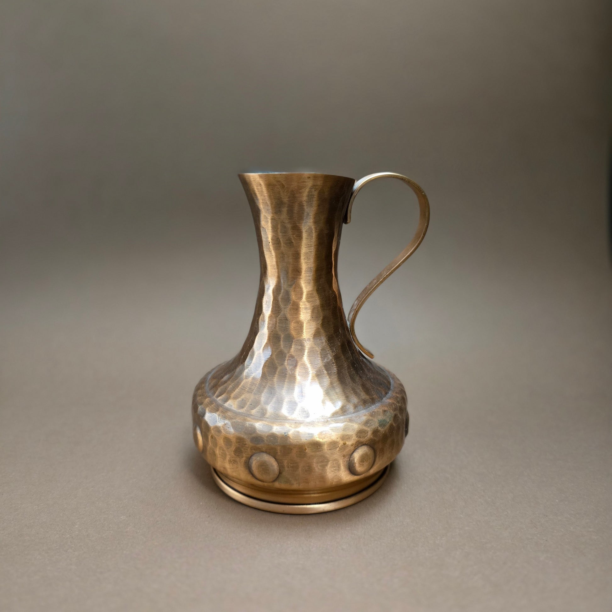 Kupferkanne von SKS aus den 1980ern – Vintage Hammerschlag-Design mit 0,5L Volumen, stilvoll & dekorativ im Art Deco Stil.