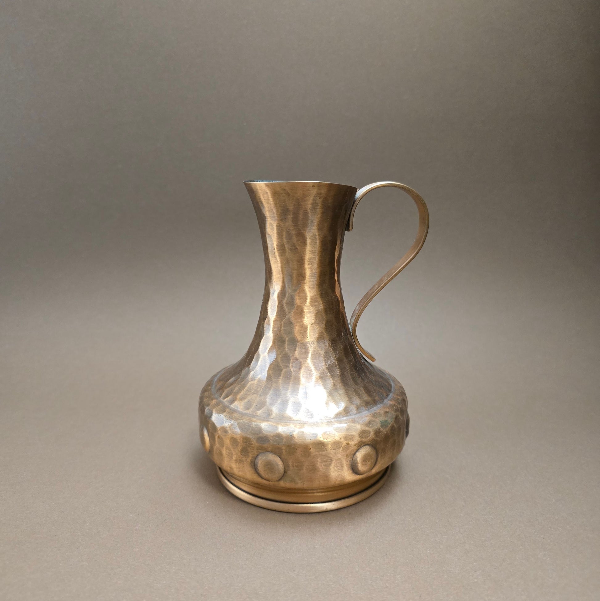 Kupferkanne von SKS aus den 1980ern – Vintage Hammerschlag-Design mit 0,5L Volumen, stilvoll & dekorativ im Art Deco Stil.