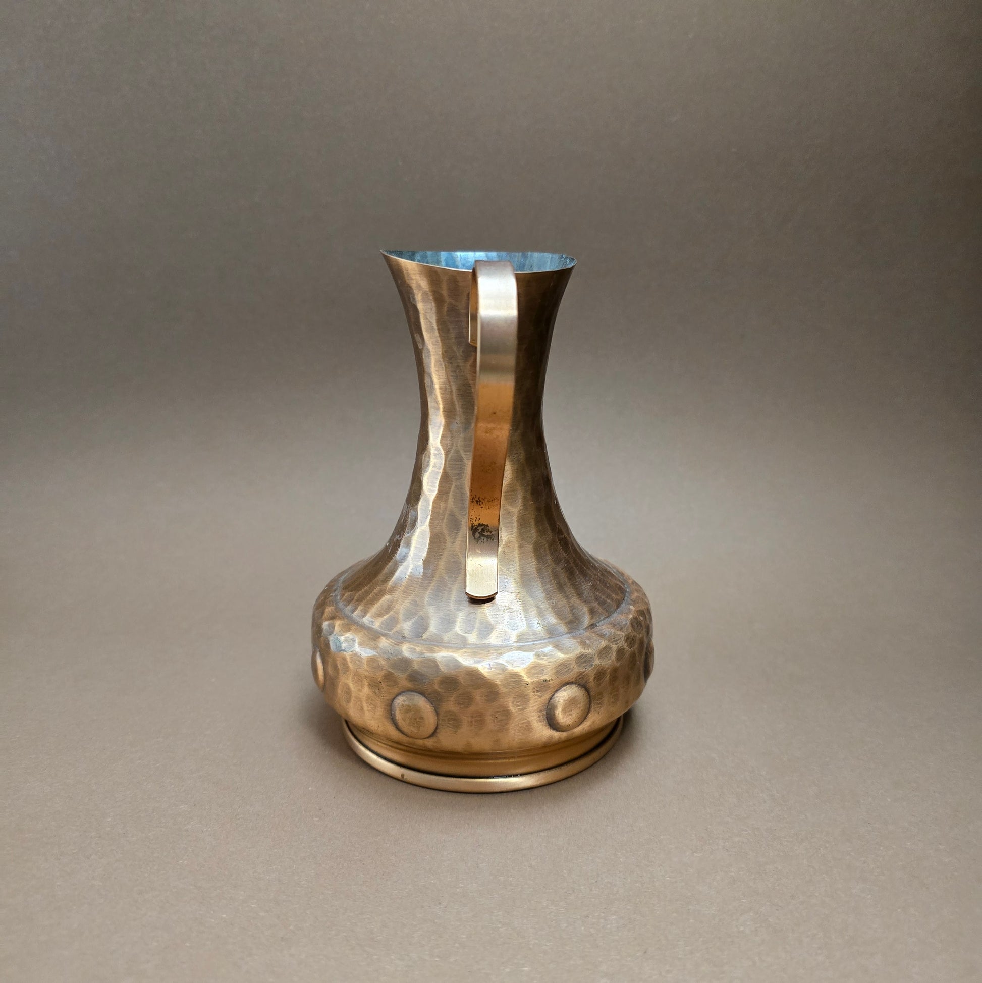 Kupferkanne von SKS aus den 1980ern – Vintage Hammerschlag-Design mit 0,5L Volumen, stilvoll & dekorativ im Art Deco Stil.