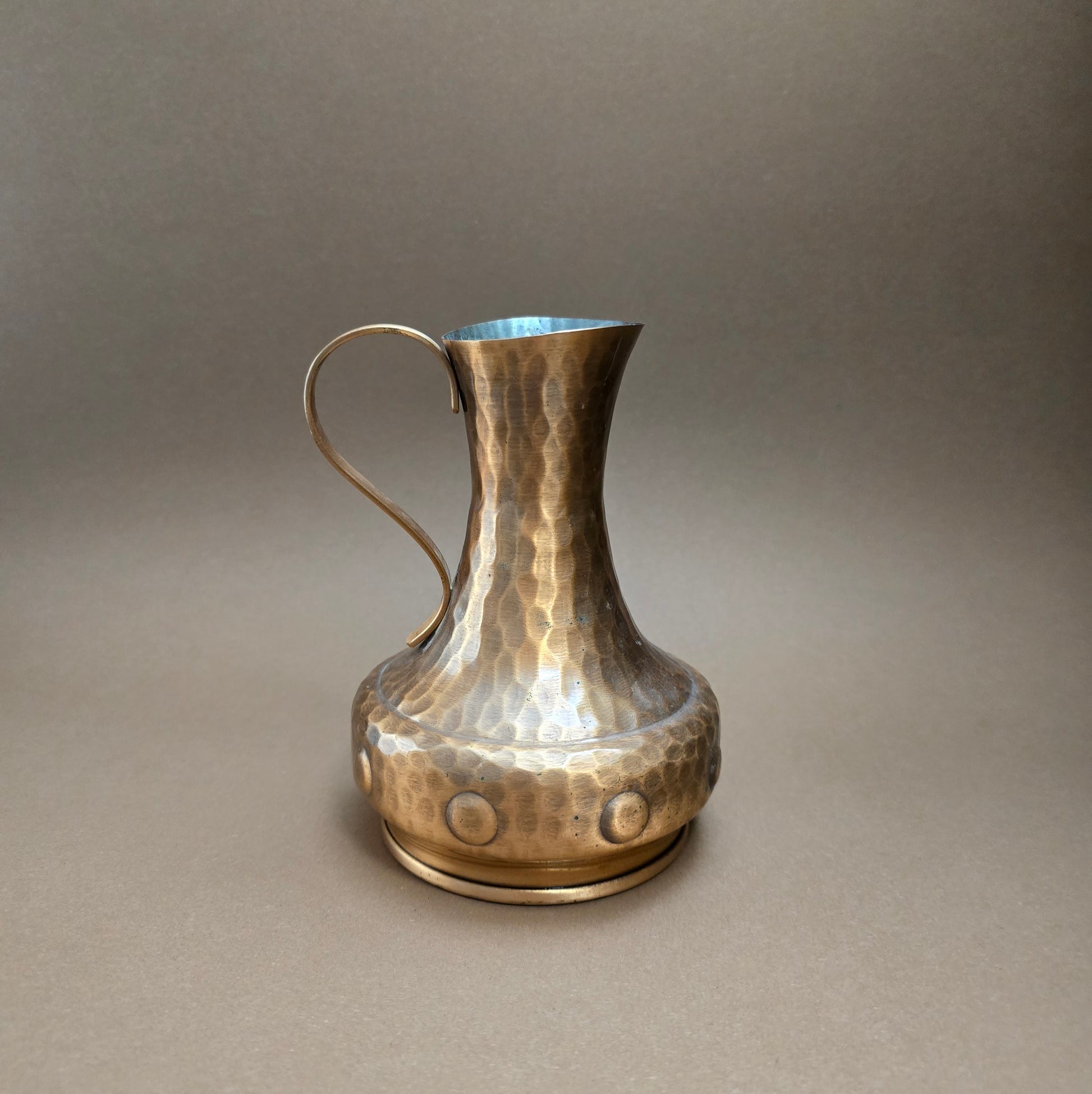 Kupferkanne von SKS aus den 1980ern – Vintage Hammerschlag-Design mit 0,5L Volumen, stilvoll & dekorativ im Art Deco Stil.