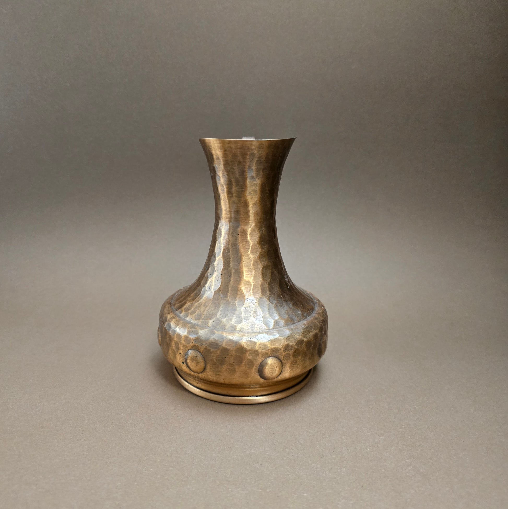 Kupferkanne von SKS aus den 1980ern – Vintage Hammerschlag-Design mit 0,5L Volumen, stilvoll & dekorativ im Art Deco Stil.