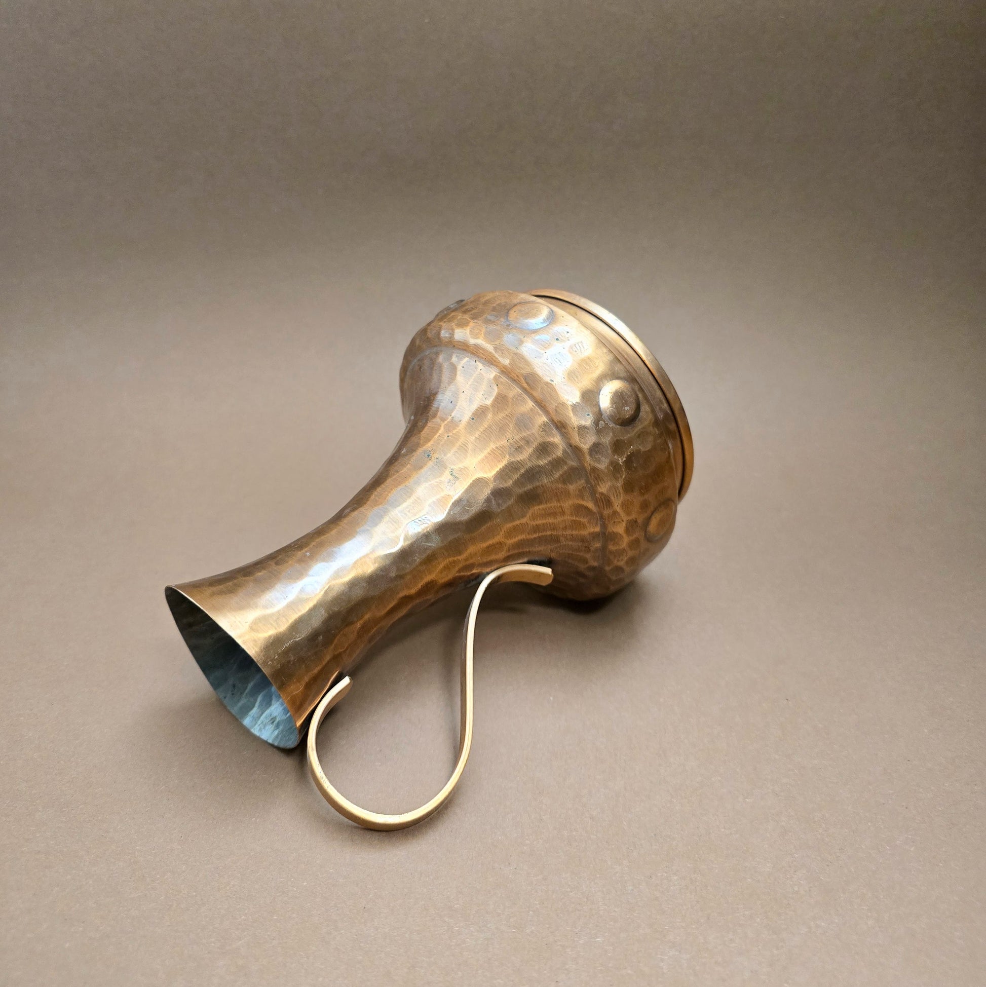 Kupferkanne von SKS aus den 1980ern – Vintage Hammerschlag-Design mit 0,5L Volumen, stilvoll & dekorativ im Art Deco Stil.
