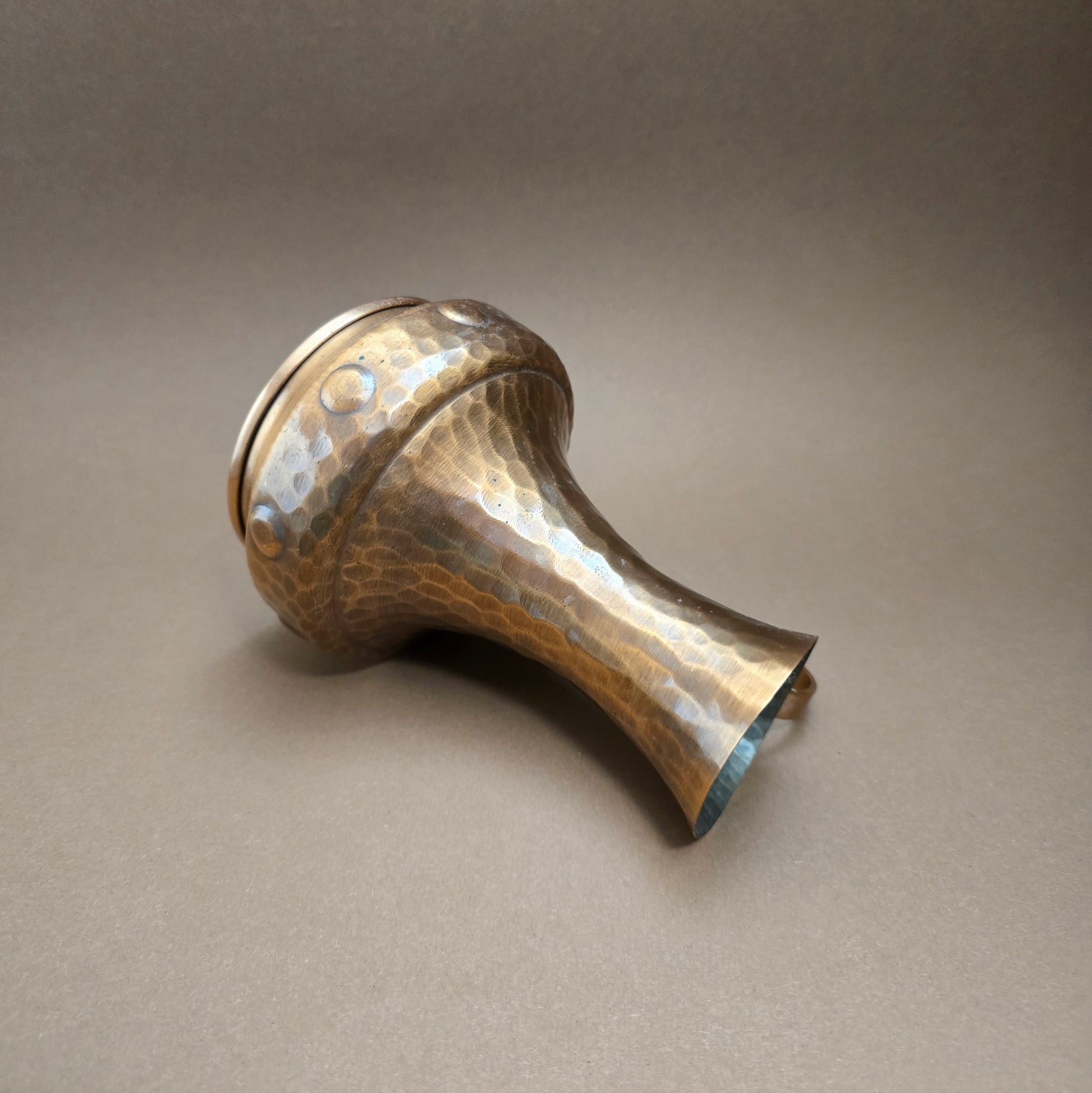 Kupferkanne von SKS aus den 1980ern – Vintage Hammerschlag-Design mit 0,5L Volumen, stilvoll & dekorativ im Art Deco Stil.