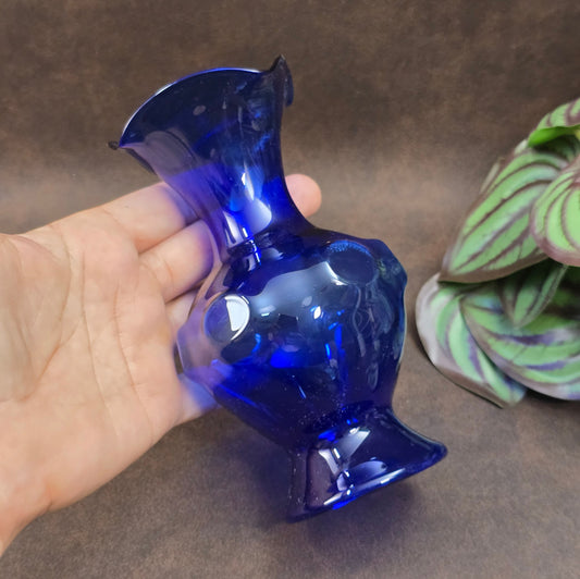Kobaltblaue Lauscha Glasvase, 14 cm hoch, handgefertigt in den 1970er-Jahren, dekorative Vintage Blumenvase.