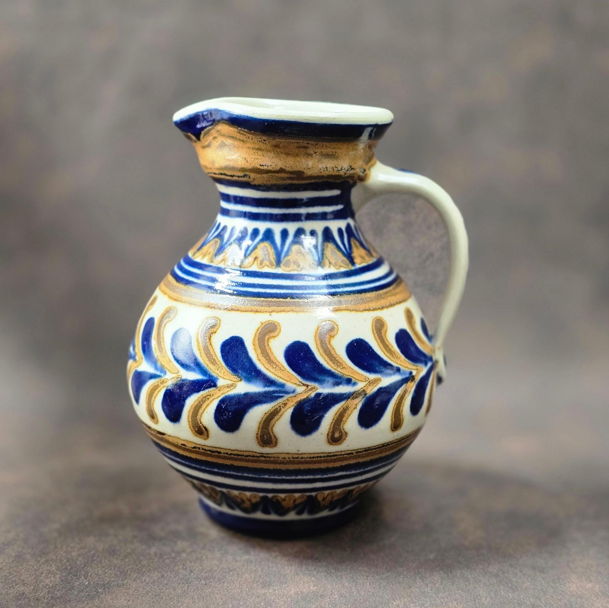 Vintage-Krug aus Lausitzer DDR-Keramik, blau-braun handbemalt, bauchige Form mit Henkel, ca. 15 cm hoch.