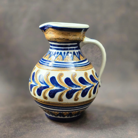 Vintage-Krug aus Lausitzer DDR-Keramik, blau-braun handbemalt, bauchige Form mit Henkel, ca. 15 cm hoch.