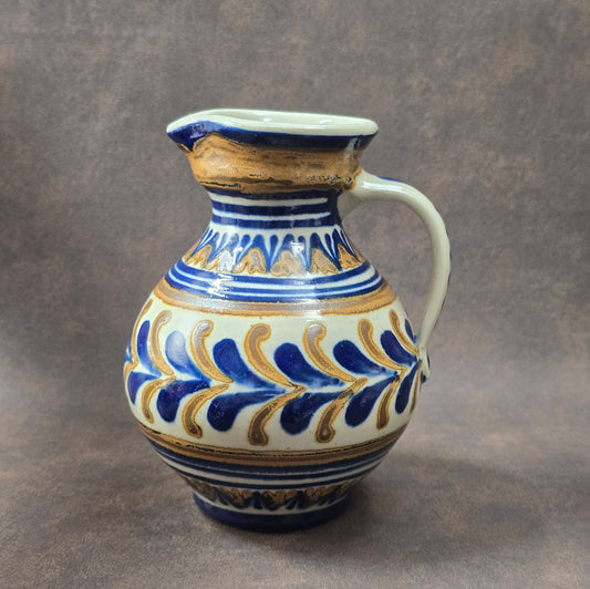 Vintage-Krug aus Lausitzer DDR-Keramik, blau-braun handbemalt, bauchige Form mit Henkel, ca. 15 cm hoch.