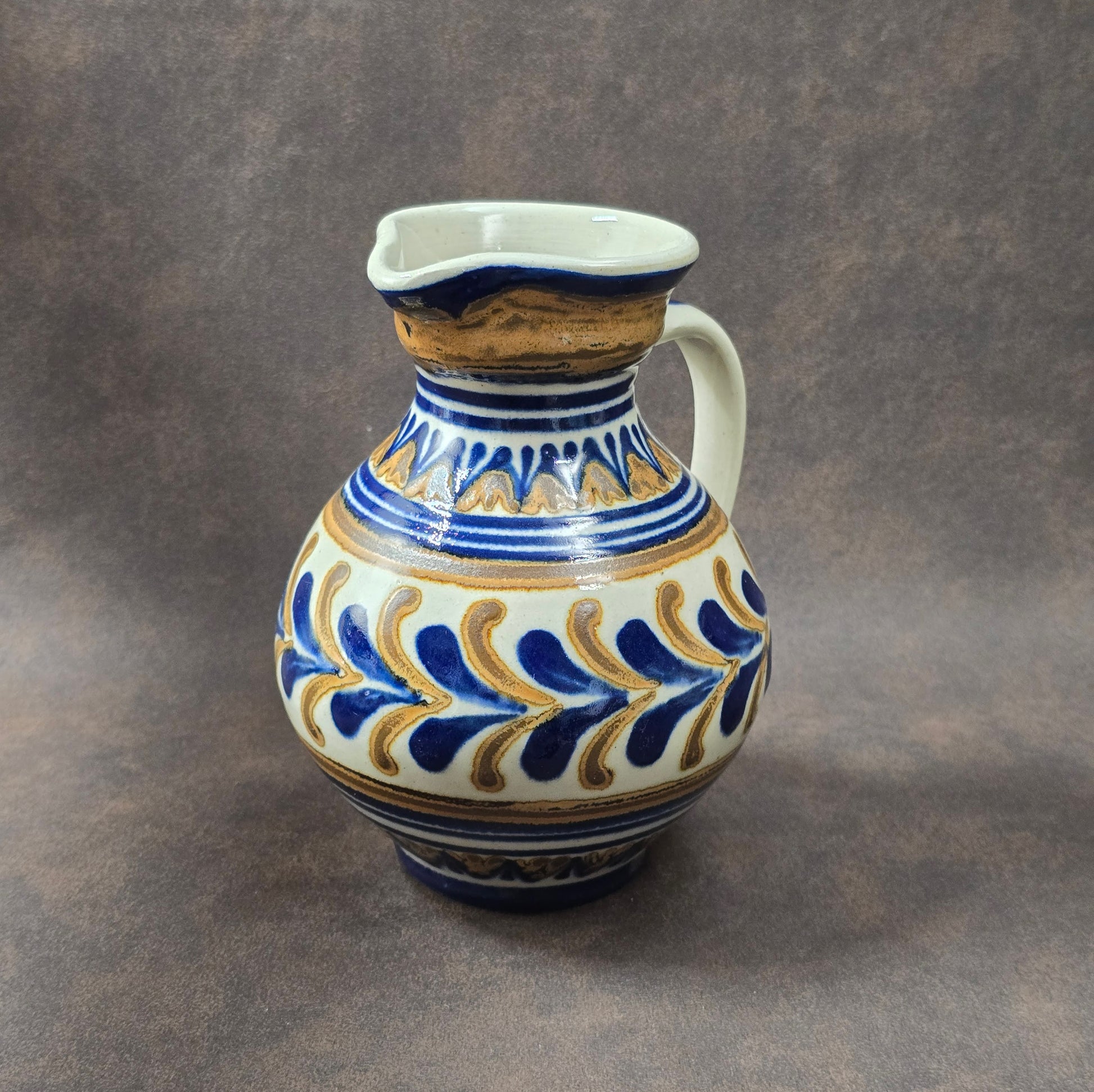 Vintage-Krug aus Lausitzer DDR-Keramik, blau-braun handbemalt, bauchige Form mit Henkel, ca. 15 cm hoch.