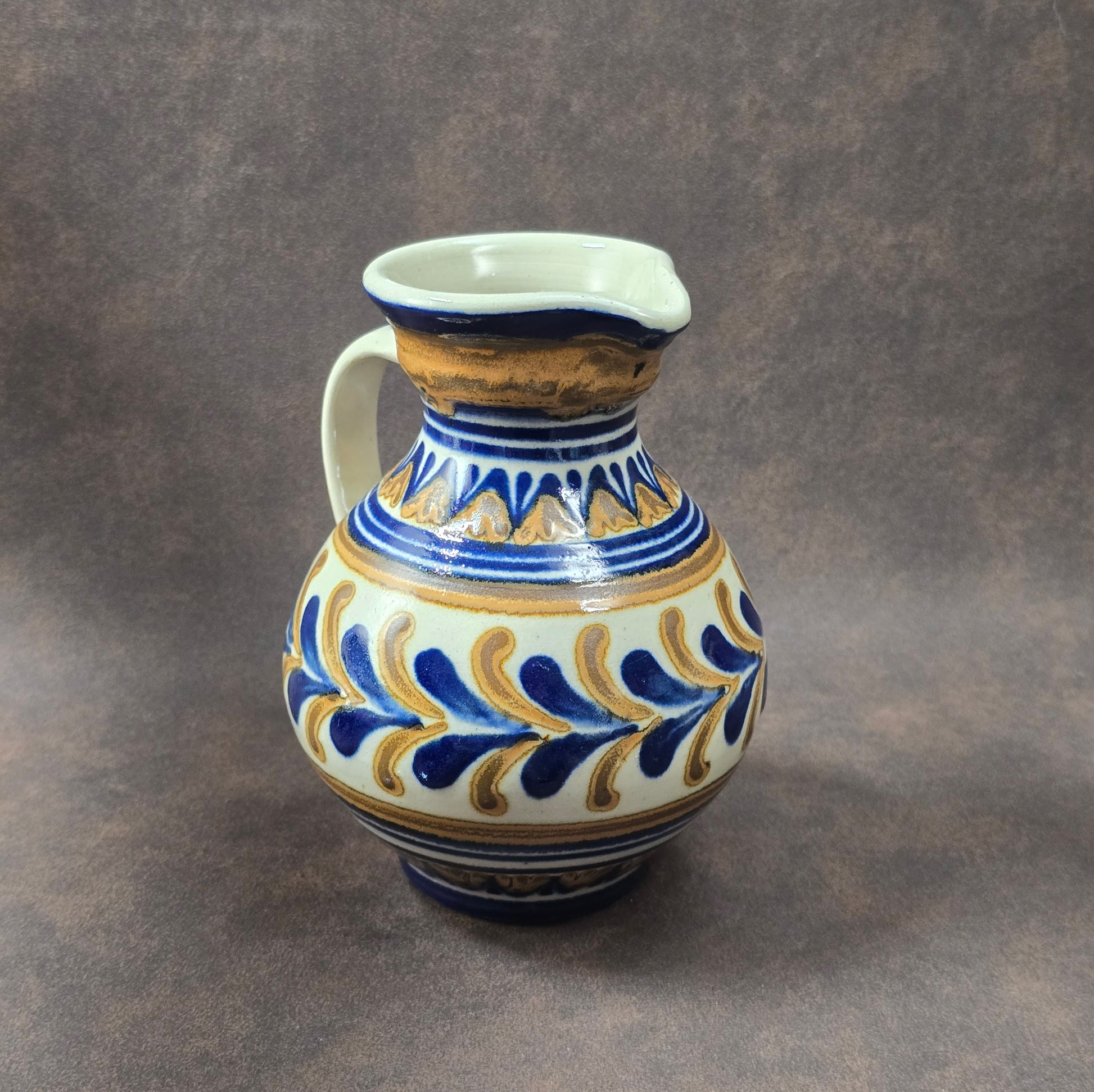 Vintage-Krug aus Lausitzer DDR-Keramik, blau-braun handbemalt, bauchige Form mit Henkel, ca. 15 cm hoch.