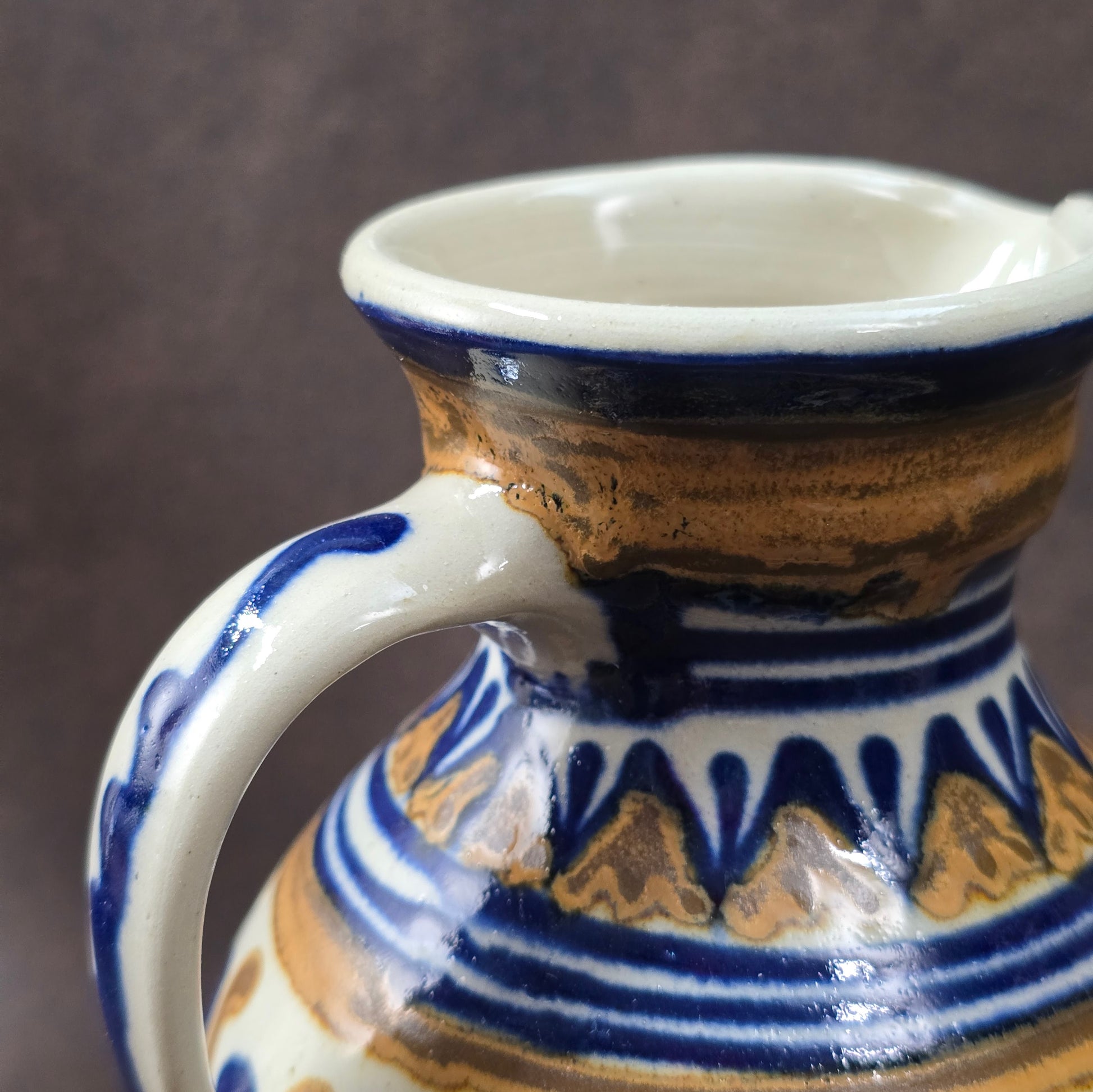 Vintage-Krug aus Lausitzer DDR-Keramik, blau-braun handbemalt, bauchige Form mit Henkel, ca. 15 cm hoch.