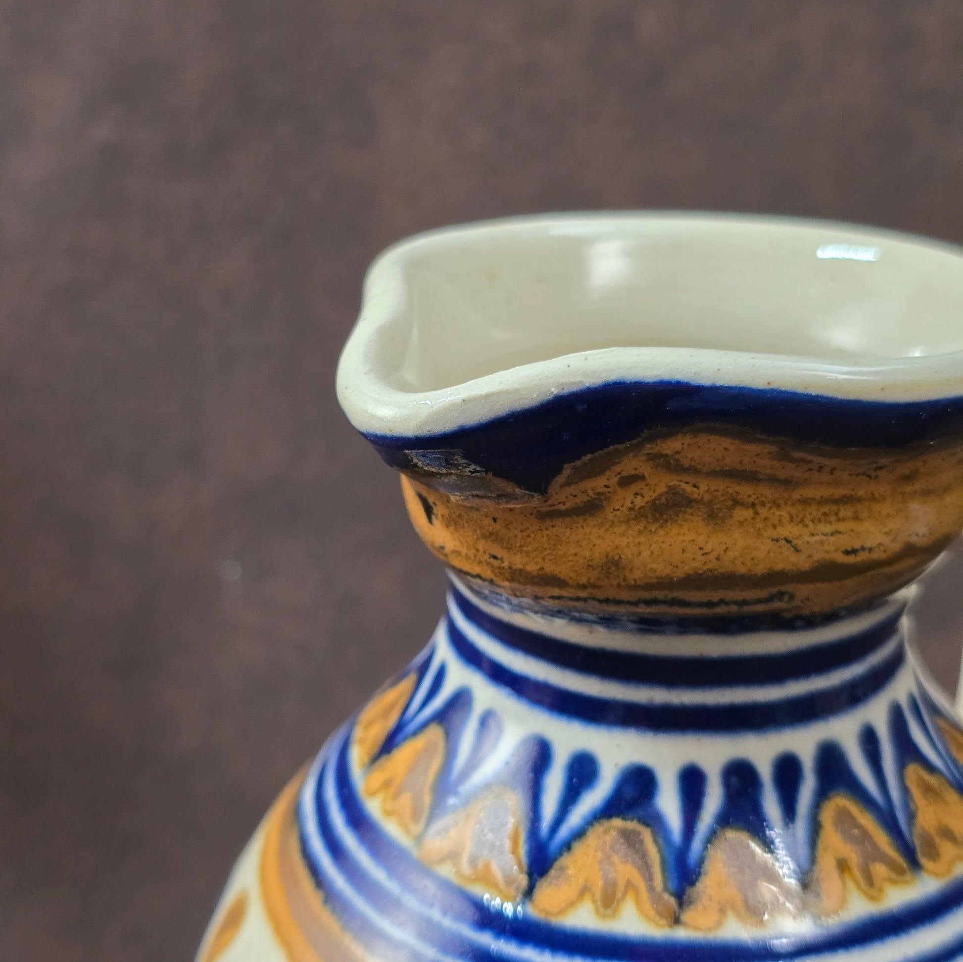 Vintage-Krug aus Lausitzer DDR-Keramik, blau-braun handbemalt, bauchige Form mit Henkel, ca. 15 cm hoch.