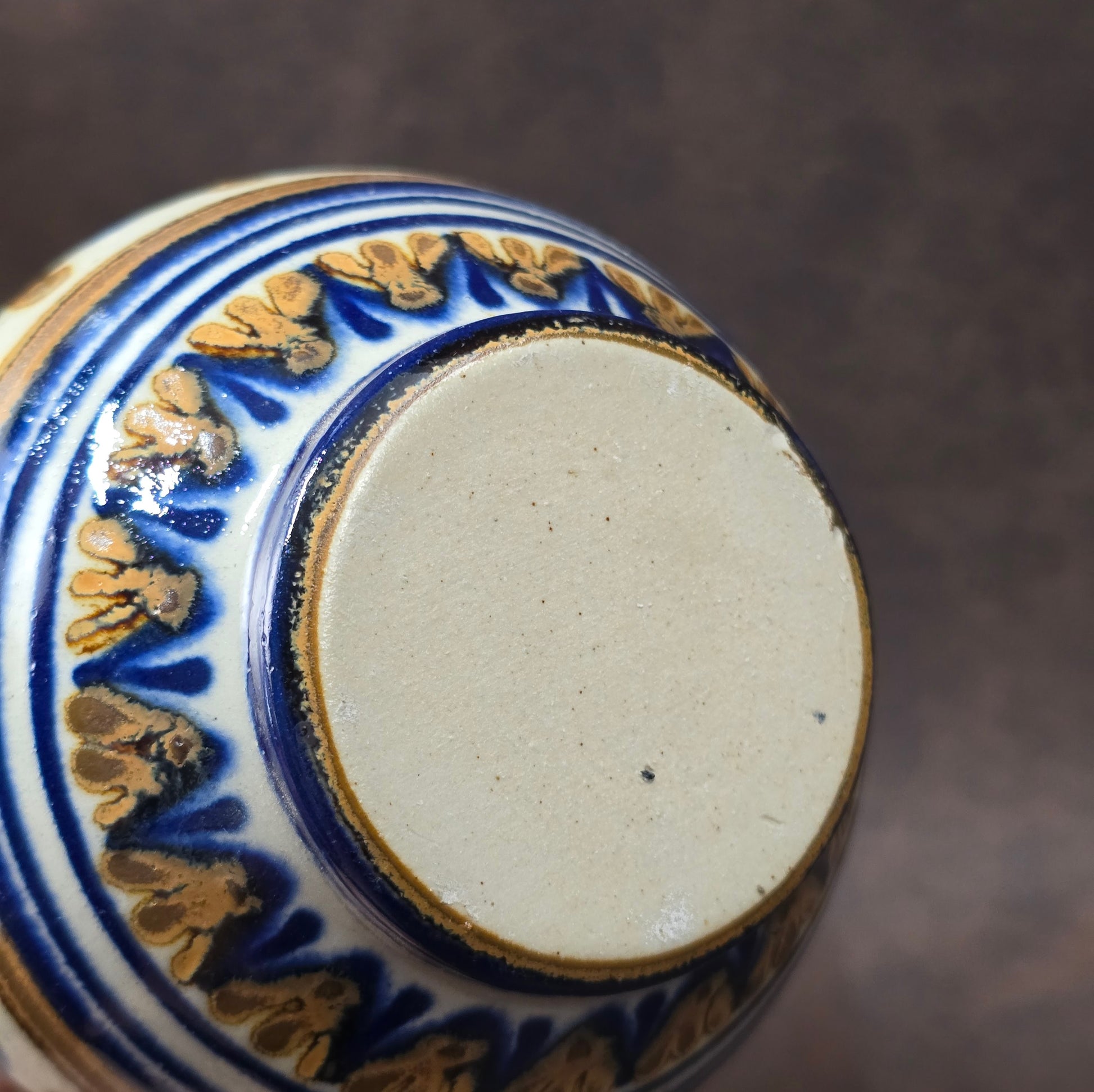 Vintage-Krug aus Lausitzer DDR-Keramik, blau-braun handbemalt, bauchige Form mit Henkel, ca. 15 cm hoch.