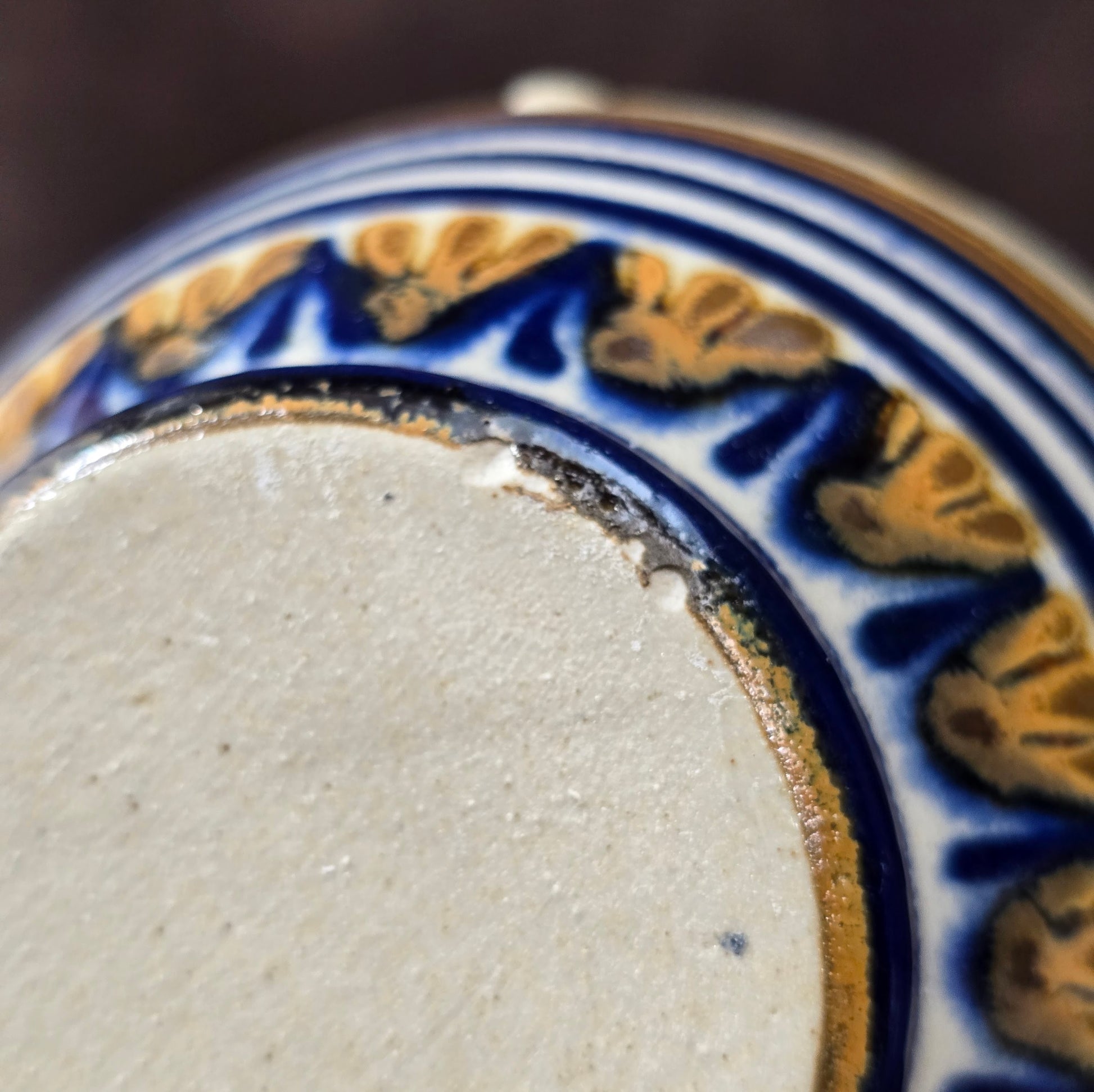 Vintage-Krug aus Lausitzer DDR-Keramik, blau-braun handbemalt, bauchige Form mit Henkel, ca. 15 cm hoch.