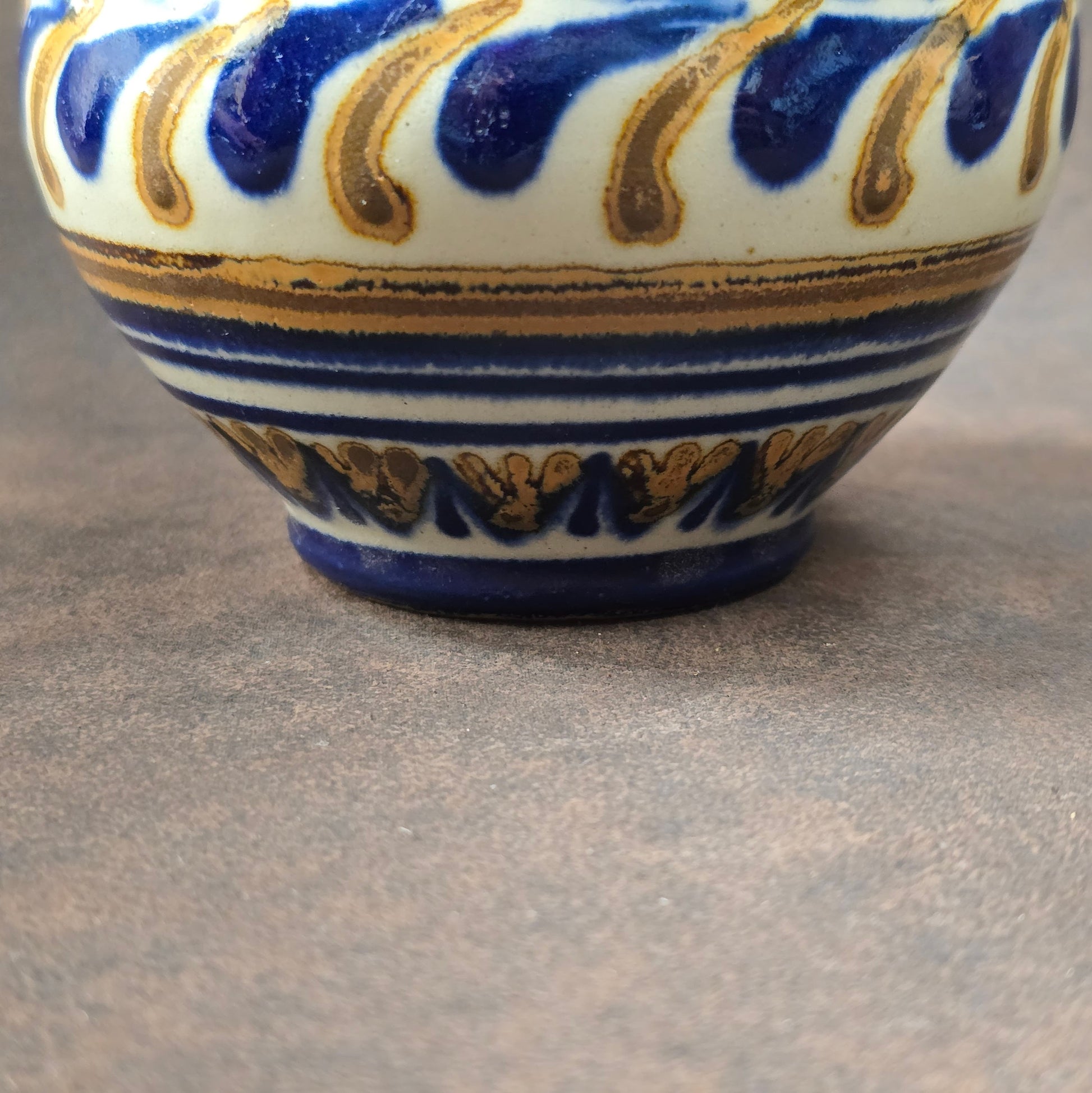 Vintage-Krug aus Lausitzer DDR-Keramik, blau-braun handbemalt, bauchige Form mit Henkel, ca. 15 cm hoch.