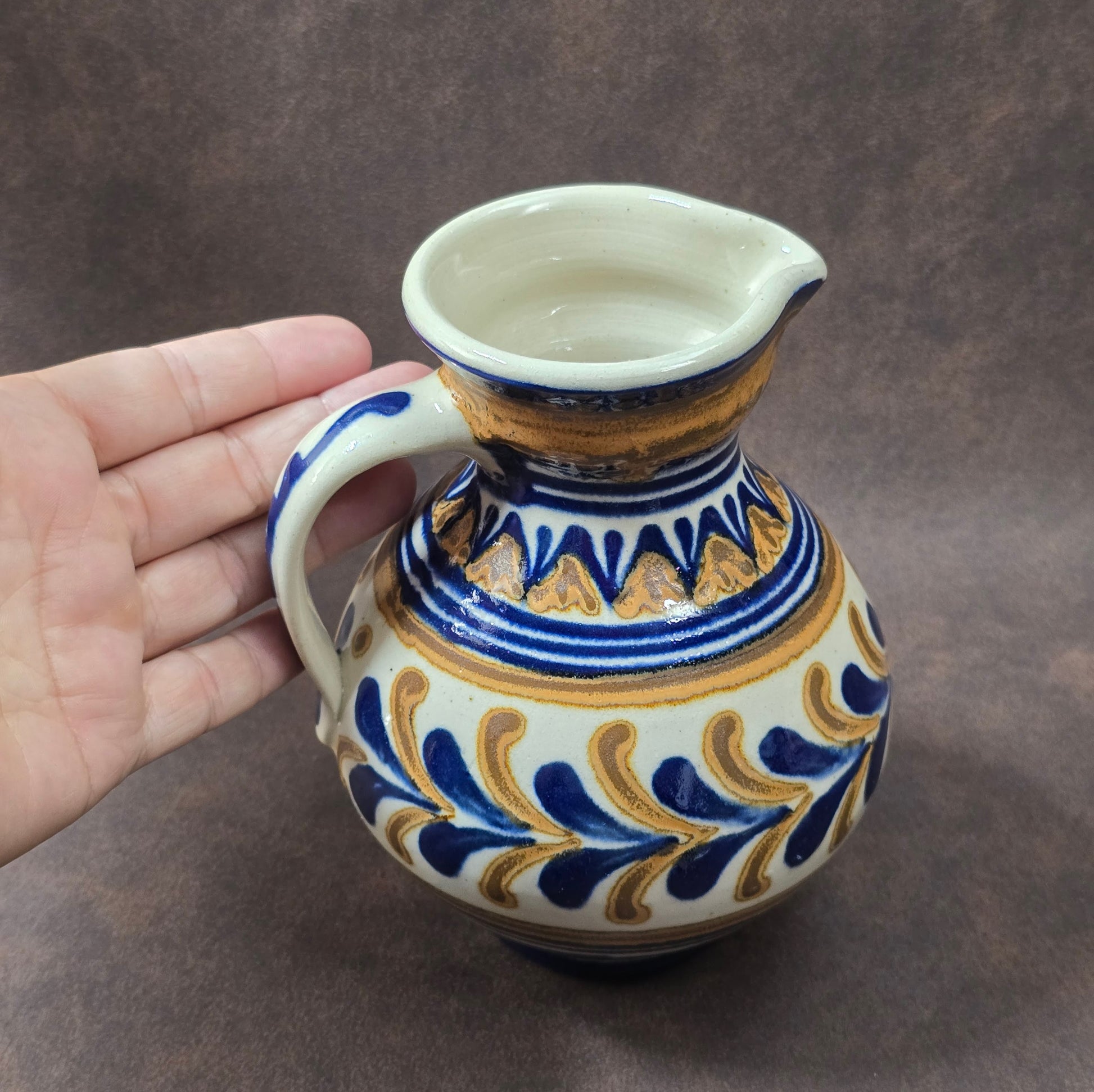 Vintage-Krug aus Lausitzer DDR-Keramik, blau-braun handbemalt, bauchige Form mit Henkel, ca. 15 cm hoch.