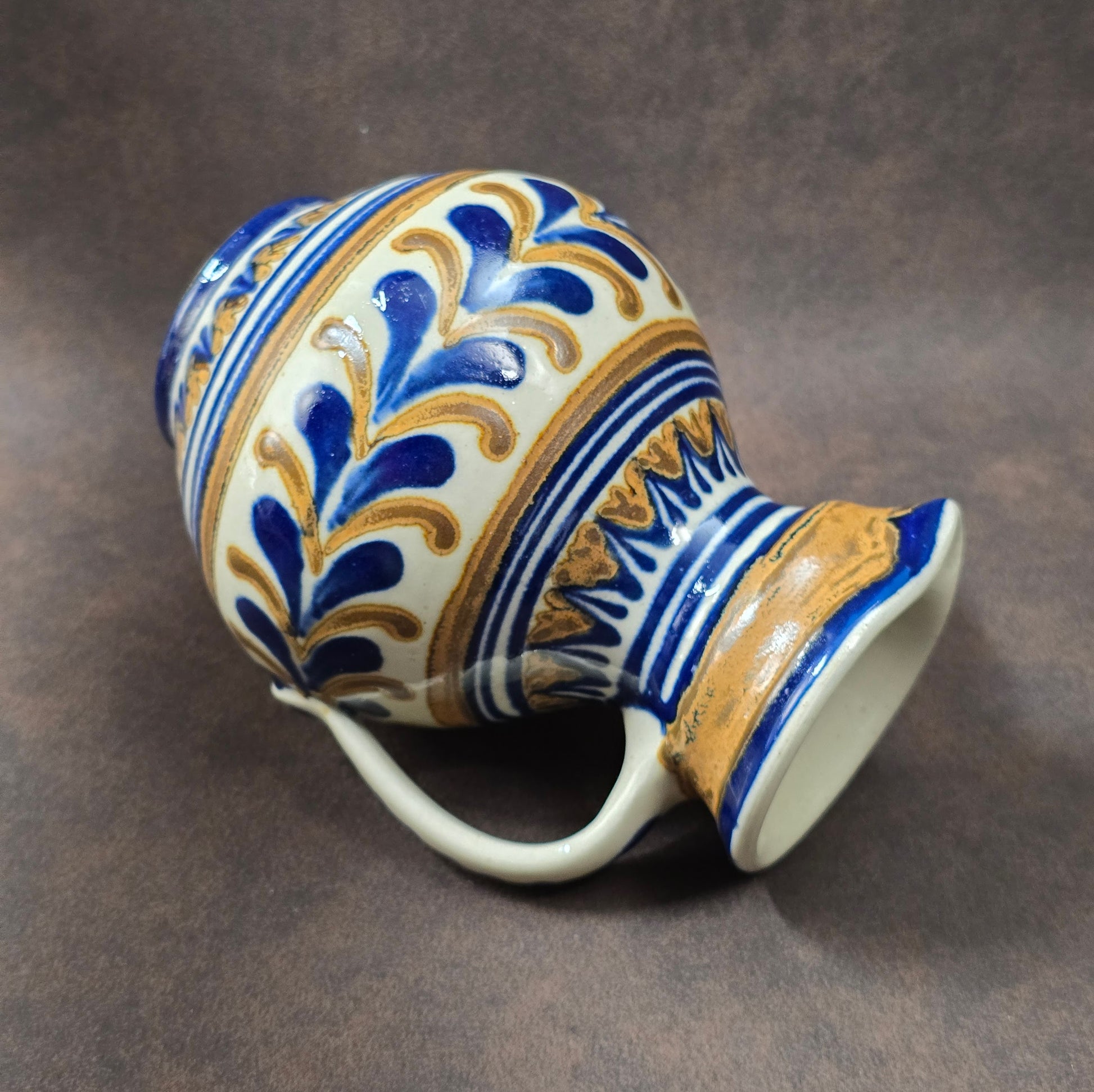 Vintage-Krug aus Lausitzer DDR-Keramik, blau-braun handbemalt, bauchige Form mit Henkel, ca. 15 cm hoch.