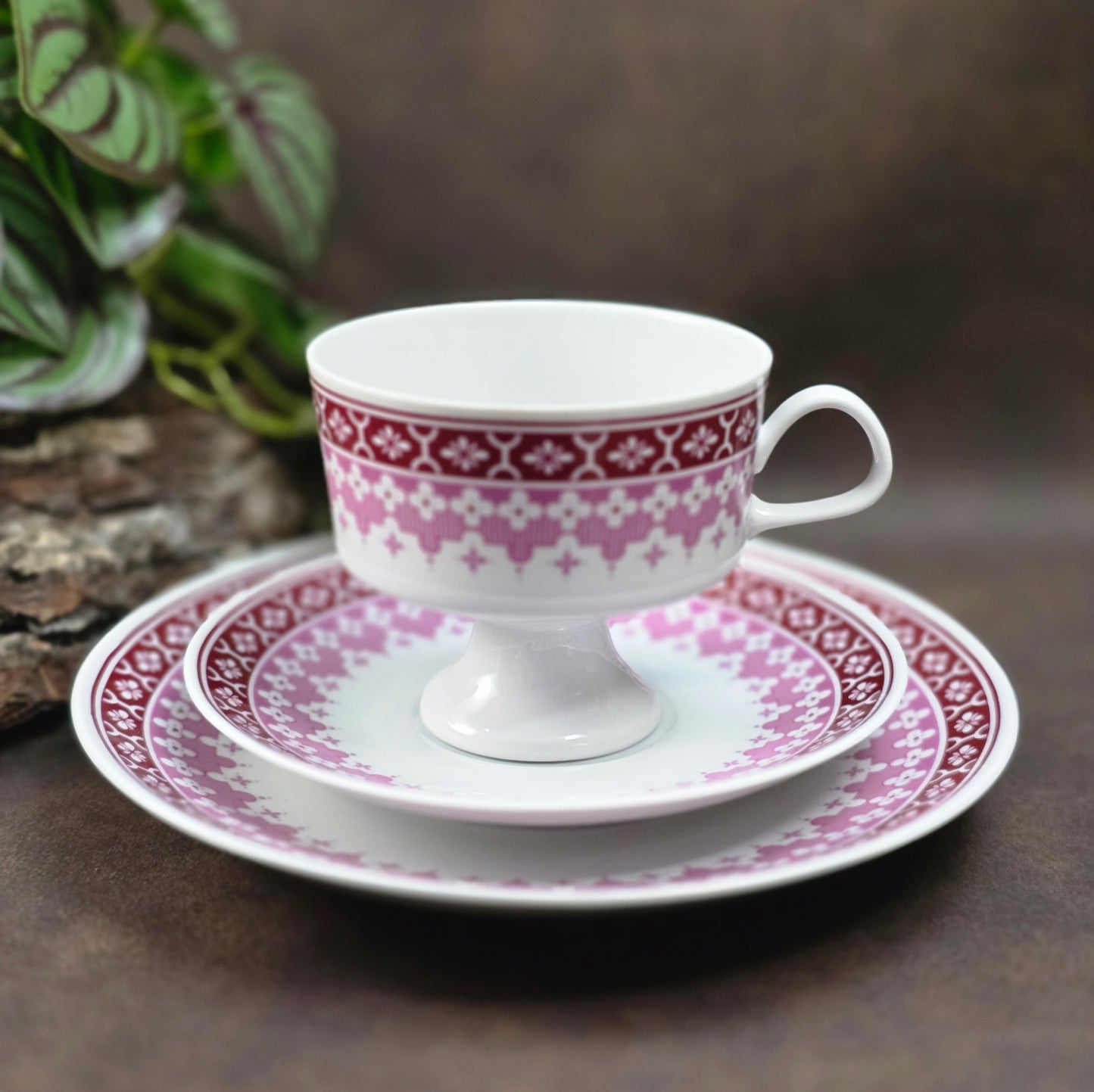 Vintage-Gedeck mit burgunderfarbenem Blumendekor von Lichte Porzellan – 1950er DDR-Design trifft Mid-Century-Folk-Stil. Sammlerqualität!