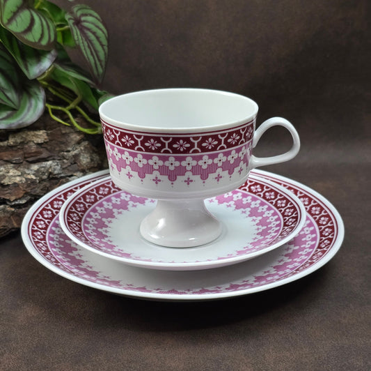 Vintage-Gedeck mit burgunderfarbenem Blumendekor von Lichte Porzellan – 1950er DDR-Design trifft Mid-Century-Folk-Stil. Sammlerqualität!