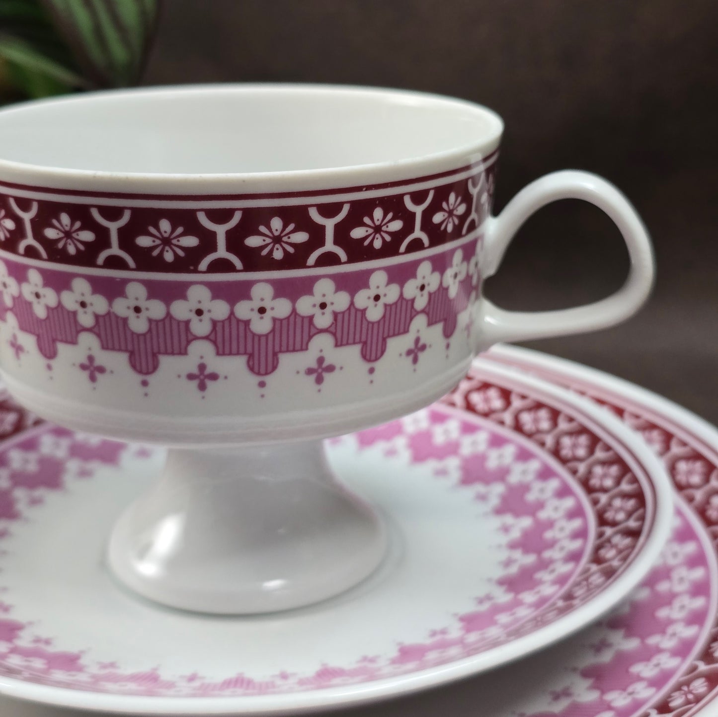 Vintage-Gedeck mit burgunderfarbenem Blumendekor von Lichte Porzellan – 1950er DDR-Design trifft Mid-Century-Folk-Stil. Sammlerqualität!