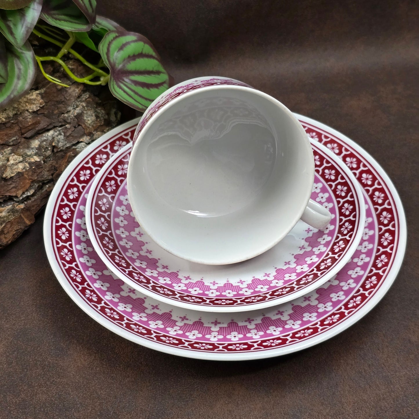 Vintage-Gedeck mit burgunderfarbenem Blumendekor von Lichte Porzellan – 1950er DDR-Design trifft Mid-Century-Folk-Stil. Sammlerqualität!