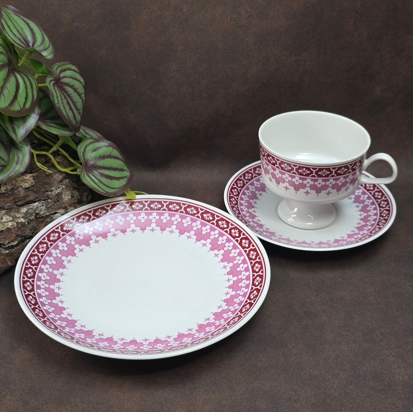 Vintage-Gedeck mit burgunderfarbenem Blumendekor von Lichte Porzellan – 1950er DDR-Design trifft Mid-Century-Folk-Stil. Sammlerqualität!