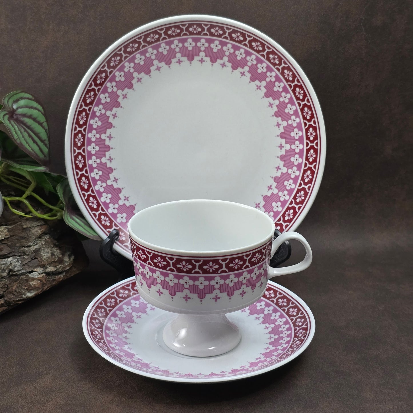 Vintage-Gedeck mit burgunderfarbenem Blumendekor von Lichte Porzellan – 1950er DDR-Design trifft Mid-Century-Folk-Stil. Sammlerqualität!