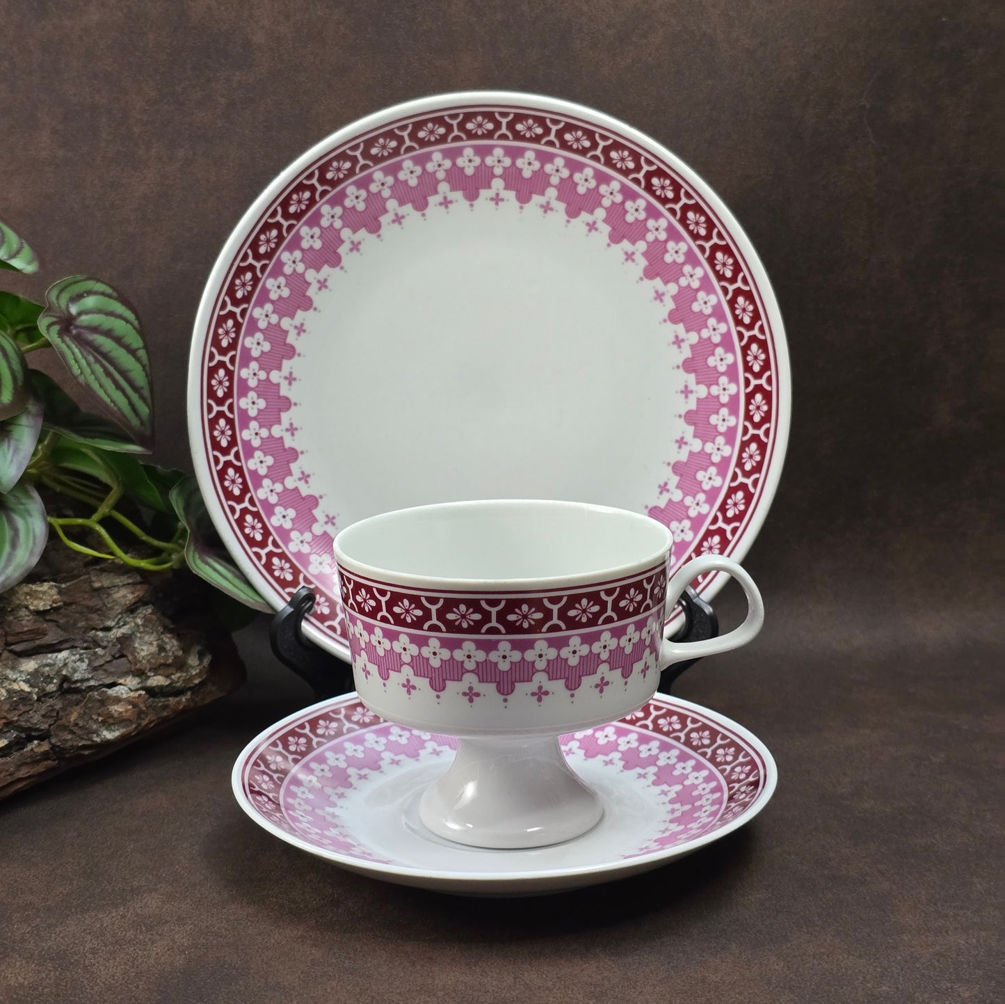Vintage-Gedeck mit burgunderfarbenem Blumendekor von Lichte Porzellan – 1950er DDR-Design trifft Mid-Century-Folk-Stil. Sammlerqualität!