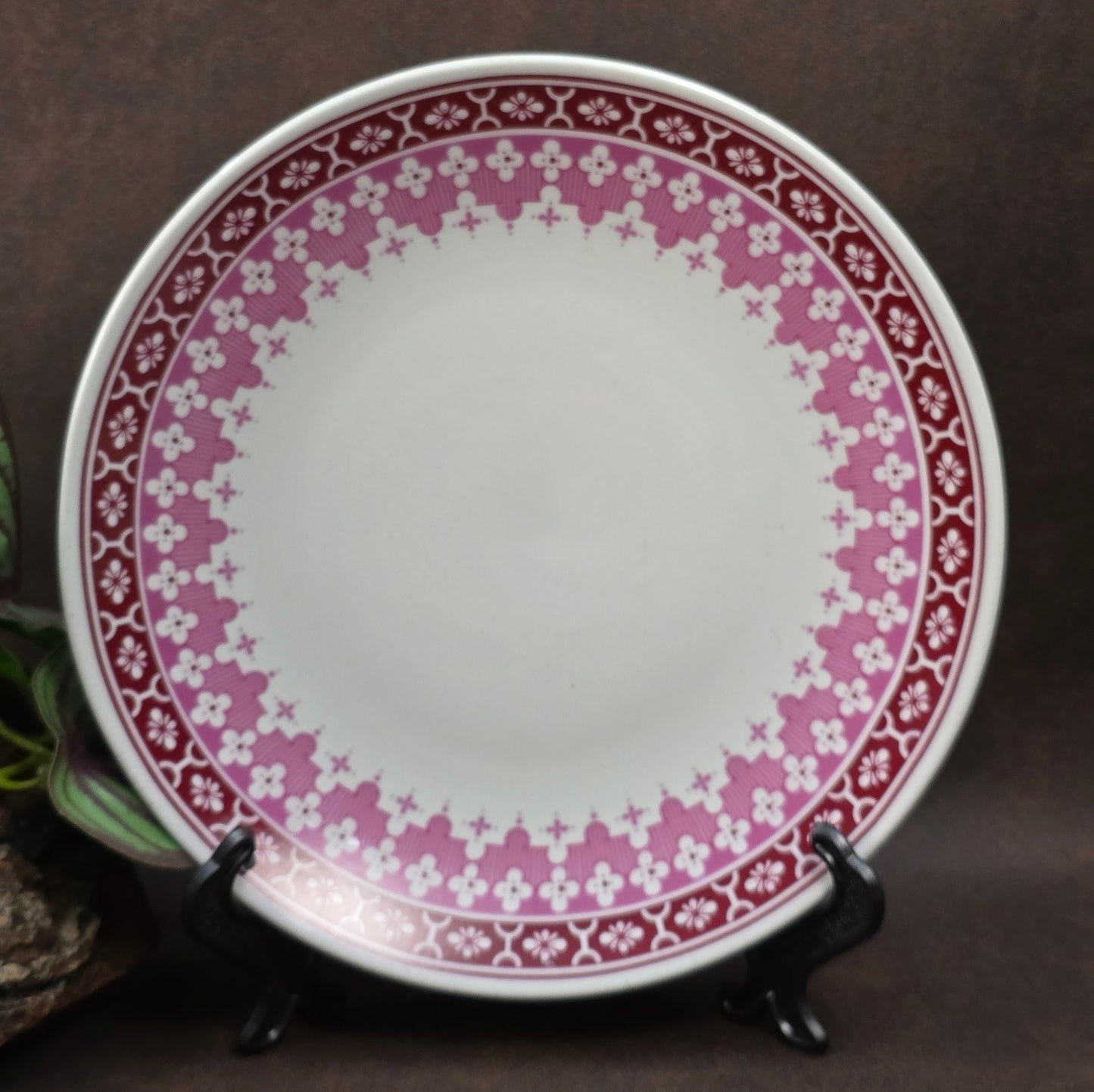 Vintage-Gedeck mit burgunderfarbenem Blumendekor von Lichte Porzellan – 1950er DDR-Design trifft Mid-Century-Folk-Stil. Sammlerqualität!