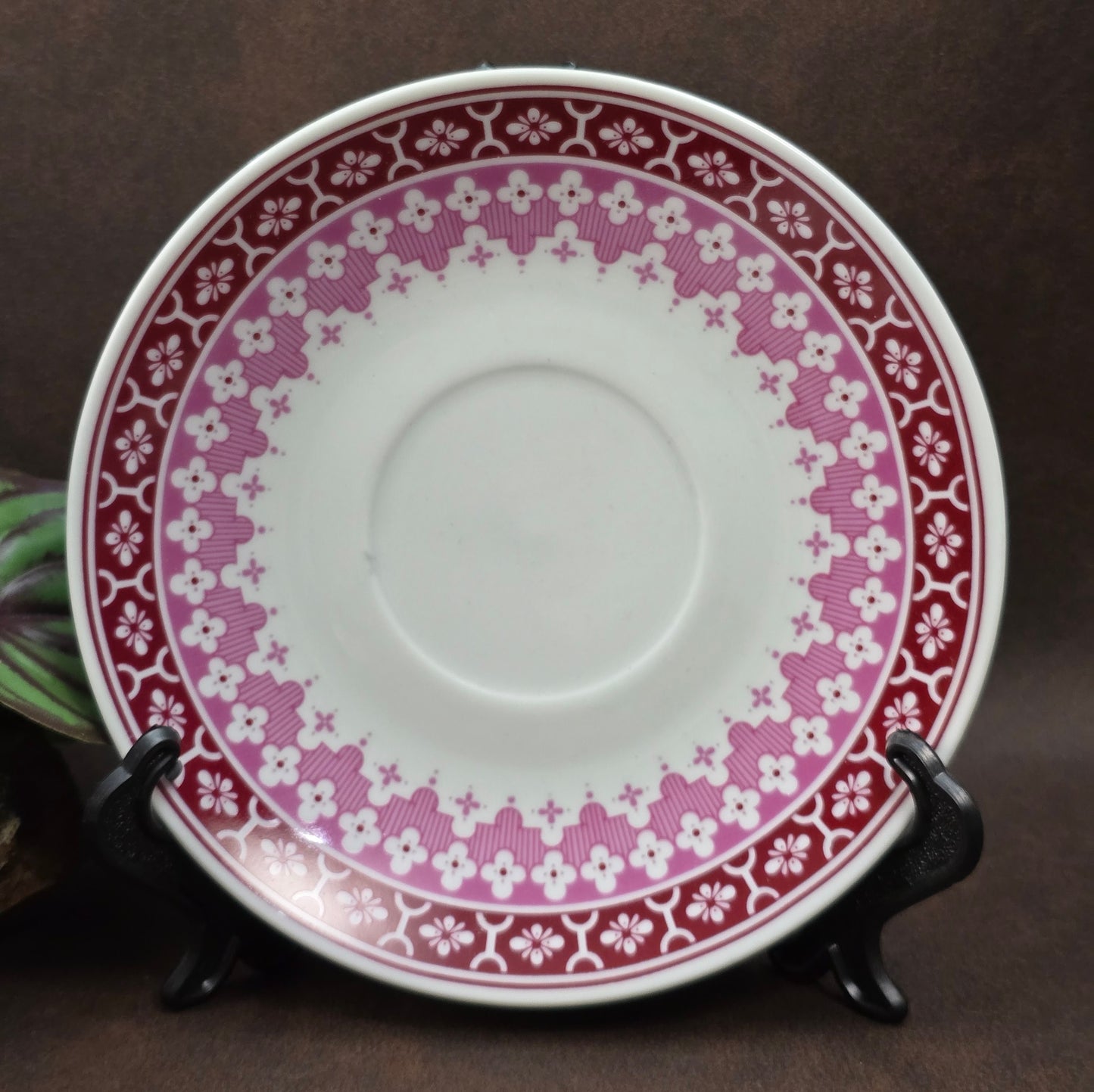 Vintage-Gedeck mit burgunderfarbenem Blumendekor von Lichte Porzellan – 1950er DDR-Design trifft Mid-Century-Folk-Stil. Sammlerqualität!