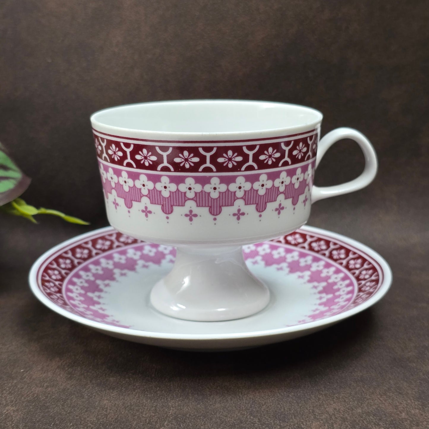 Vintage-Gedeck mit burgunderfarbenem Blumendekor von Lichte Porzellan – 1950er DDR-Design trifft Mid-Century-Folk-Stil. Sammlerqualität!