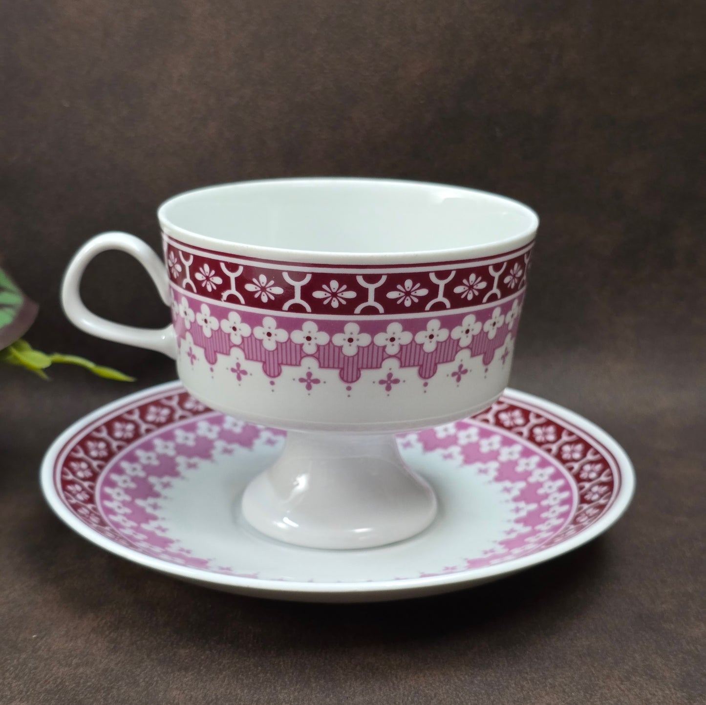 Vintage-Gedeck mit burgunderfarbenem Blumendekor von Lichte Porzellan – 1950er DDR-Design trifft Mid-Century-Folk-Stil. Sammlerqualität!