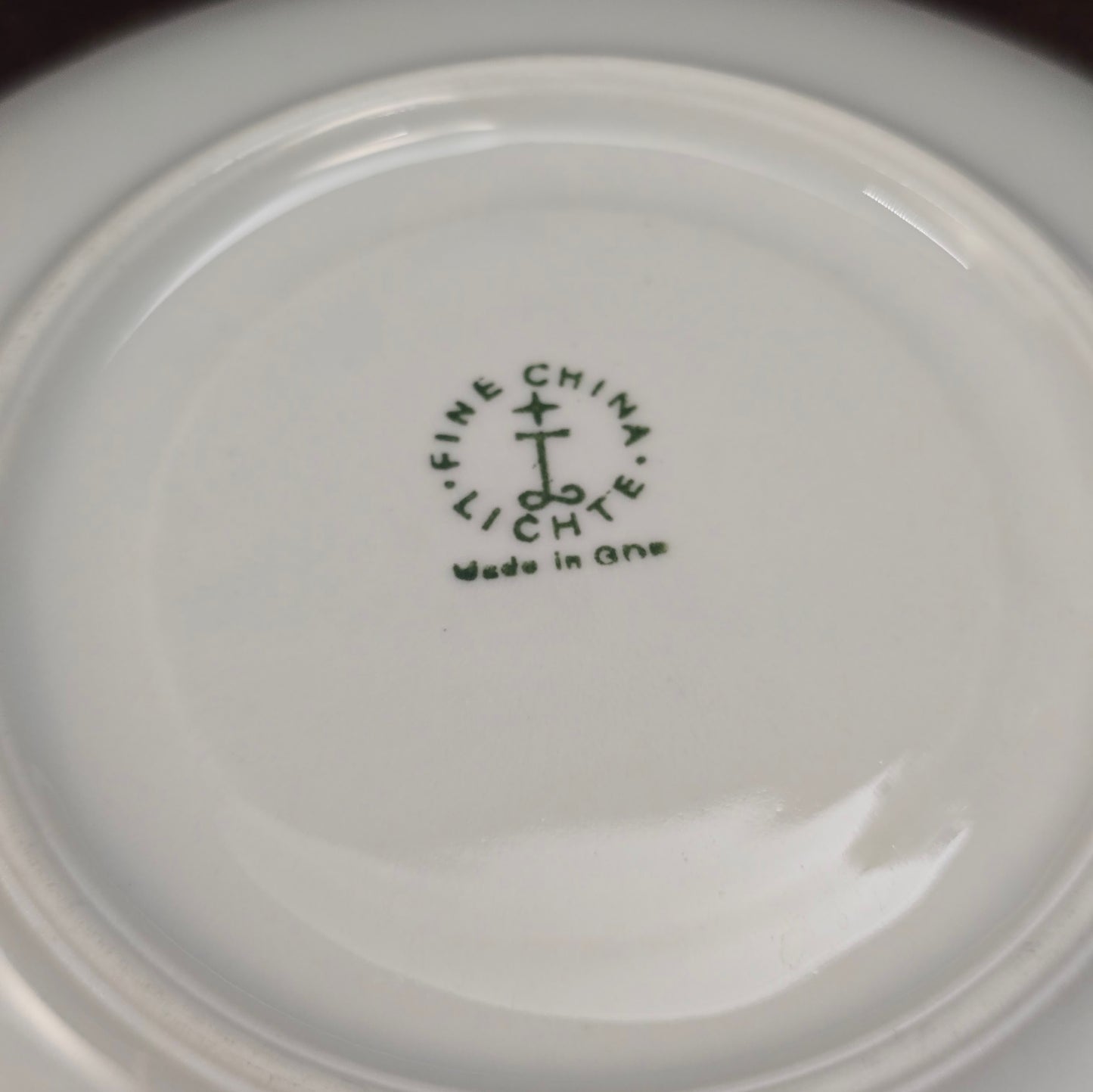 Vintage-Gedeck mit burgunderfarbenem Blumendekor von Lichte Porzellan – 1950er DDR-Design trifft Mid-Century-Folk-Stil. Sammlerqualität!