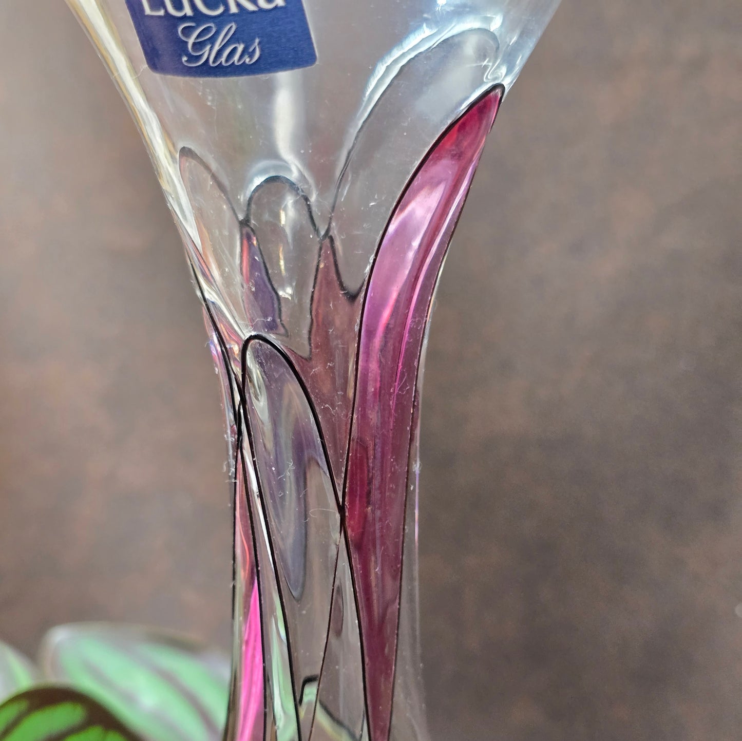 Handbemalte Lucka Glas Vase im Art-Deco-inspirierten DDR-Design. 1970er Original mit Aufkleber – ein Must-have für Vintage-Liebhaber.