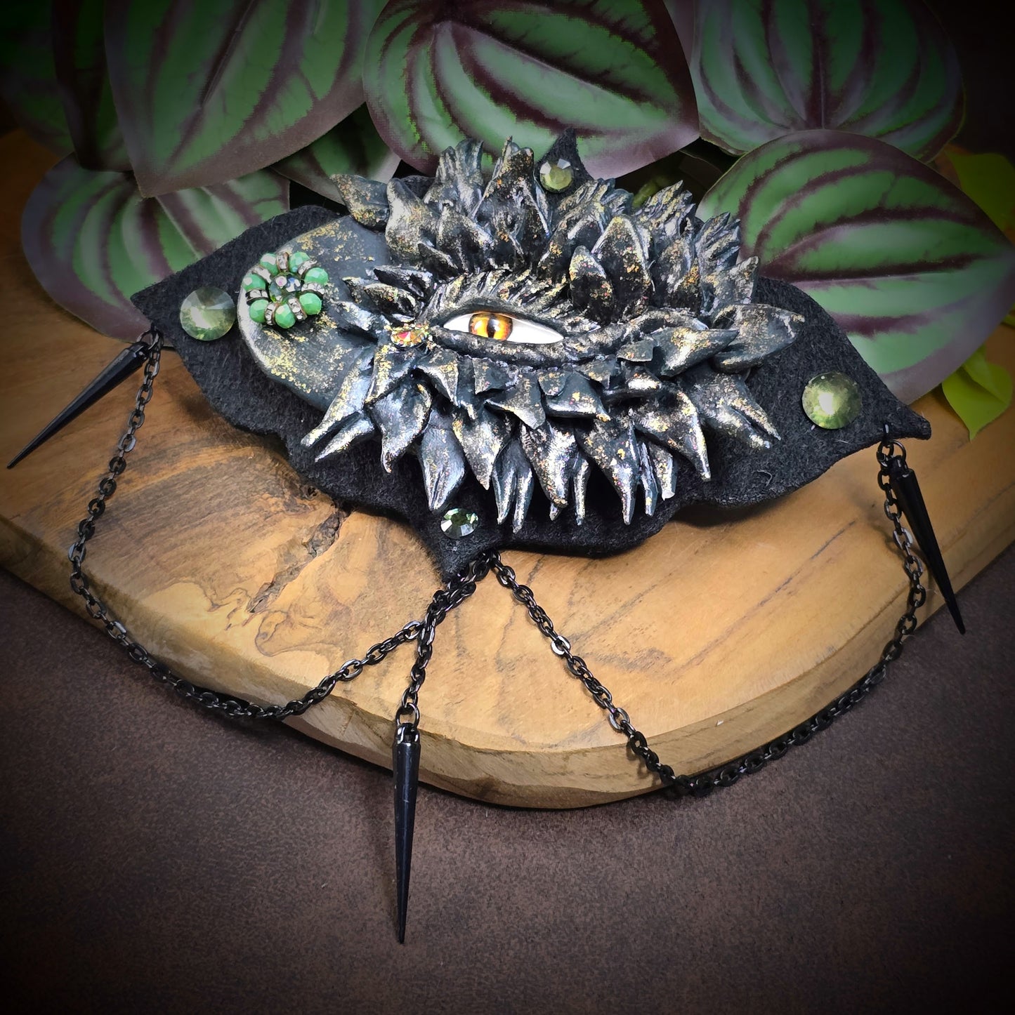 Magische Haarspange mit Drachenauge, Kettchen & Strass in Schwarz/Grün. Handgemacht & ideal für Ponytails, Cosplay, Clubwear oder Fantasy-Styles. Unikat mit mystischem Flair!