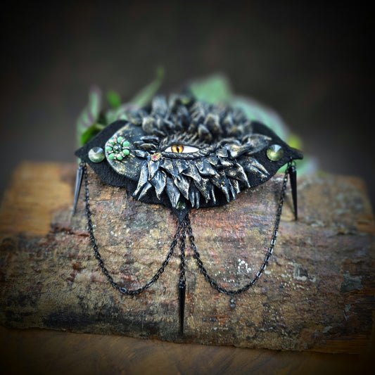 Magische Haarspange mit Drachenauge, Kettchen & Strass in Schwarz/Grün. Handgemacht & ideal für Ponytails, Cosplay, Clubwear oder Fantasy-Styles. Unikat mit mystischem Flair!