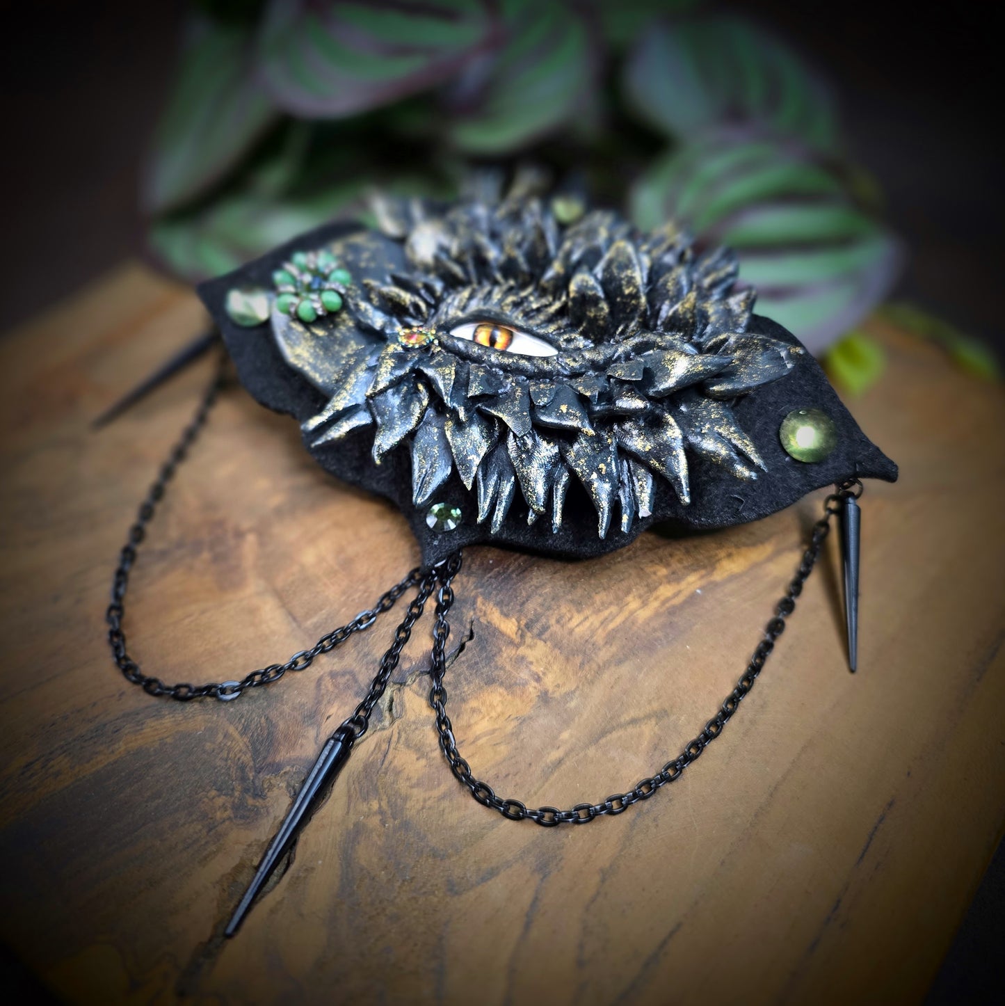 Magische Haarspange mit Drachenauge, Kettchen & Strass in Schwarz/Grün. Handgemacht & ideal für Ponytails, Cosplay, Clubwear oder Fantasy-Styles. Unikat mit mystischem Flair!