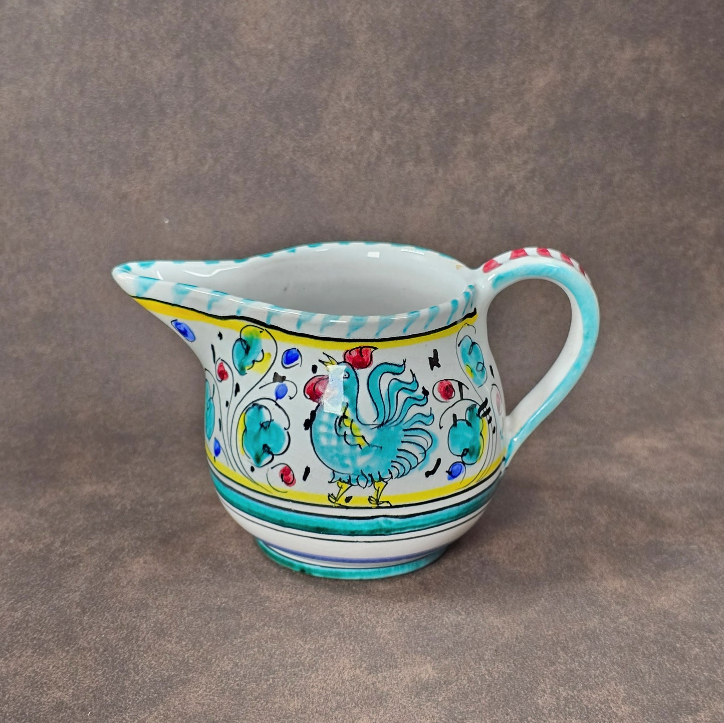 Italienisches Majolika-Milchkännchen aus Deruta, handbemalt mit Hahn- und Blumendekor, ca. 8 cm hoch, Vintage-Keramik, 213 g.