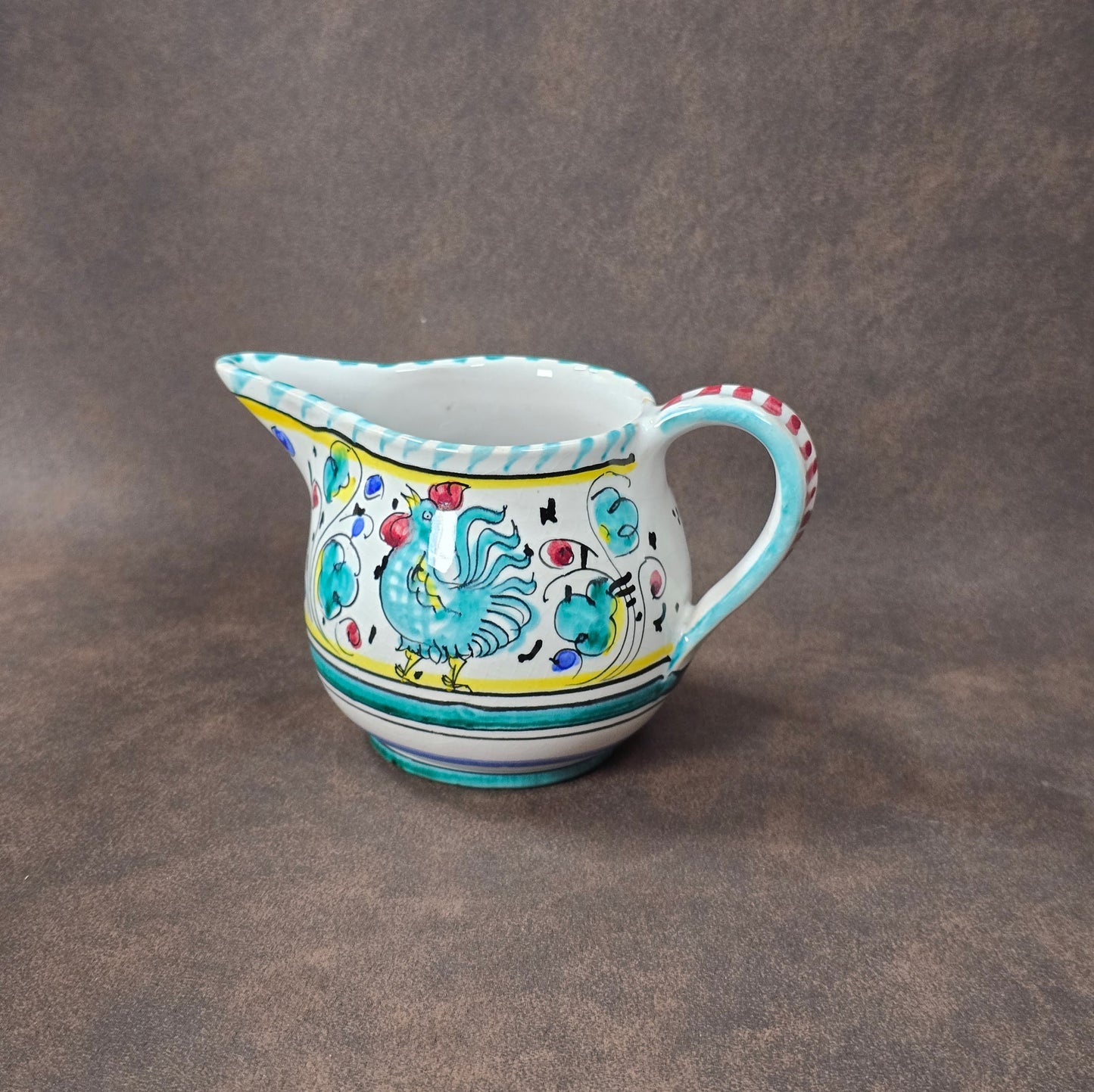 Italienisches Majolika-Milchkännchen aus Deruta, handbemalt mit Hahn- und Blumendekor, ca. 8 cm hoch, Vintage-Keramik, 213 g.
