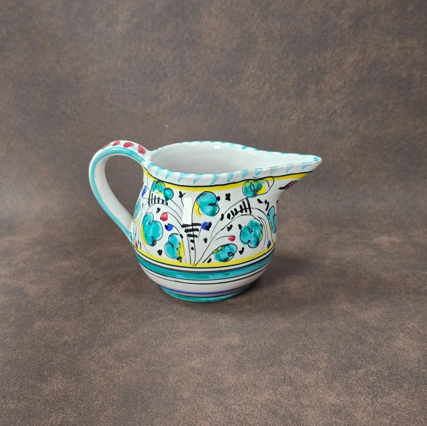 Italienisches Majolika-Milchkännchen aus Deruta, handbemalt mit Hahn- und Blumendekor, ca. 8 cm hoch, Vintage-Keramik, 213 g.