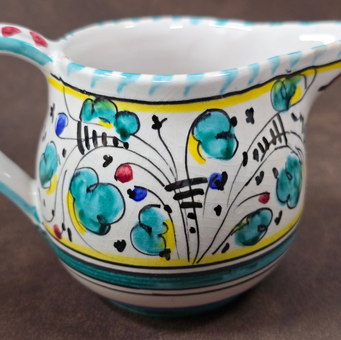 Italienisches Majolika-Milchkännchen aus Deruta, handbemalt mit Hahn- und Blumendekor, ca. 8 cm hoch, Vintage-Keramik, 213 g.