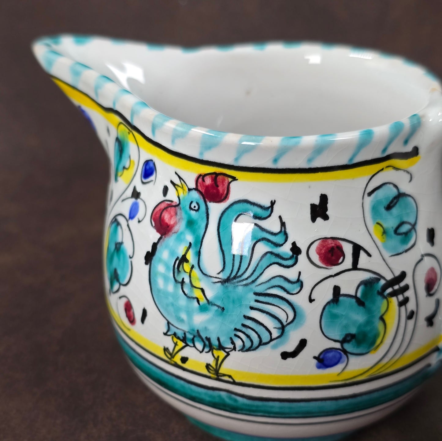 Italienisches Majolika-Milchkännchen aus Deruta, handbemalt mit Hahn- und Blumendekor, ca. 8 cm hoch, Vintage-Keramik, 213 g.