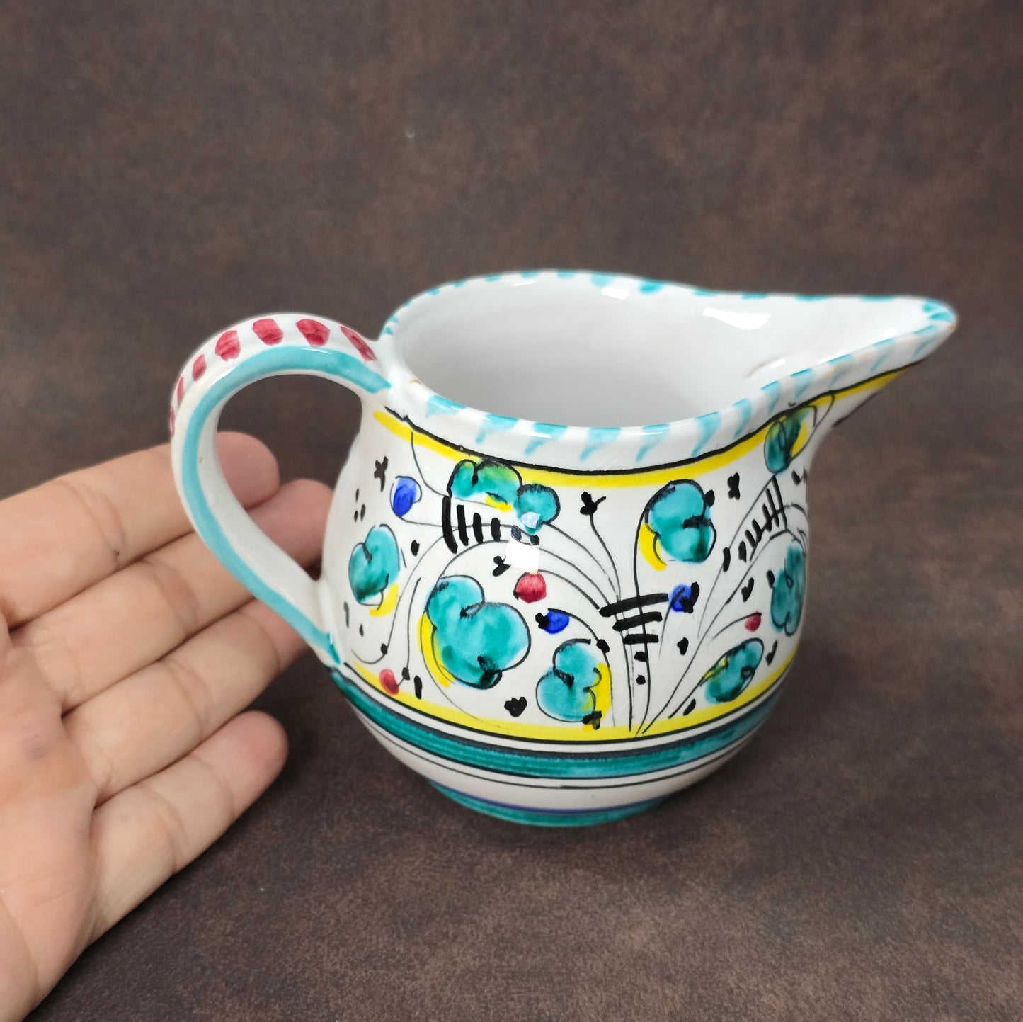 Italienisches Majolika-Milchkännchen aus Deruta, handbemalt mit Hahn- und Blumendekor, ca. 8 cm hoch, Vintage-Keramik, 213 g.
