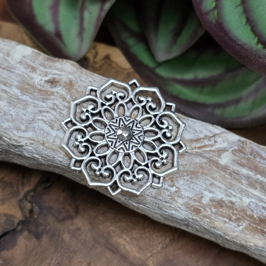 Mandala-Verbinder (32 mm) in antikem Silber – ideal für DIY-Schmuck, Ketten, Armbänder oder Boho-Deko. Zartes Design mit spiritueller Symbolik.
