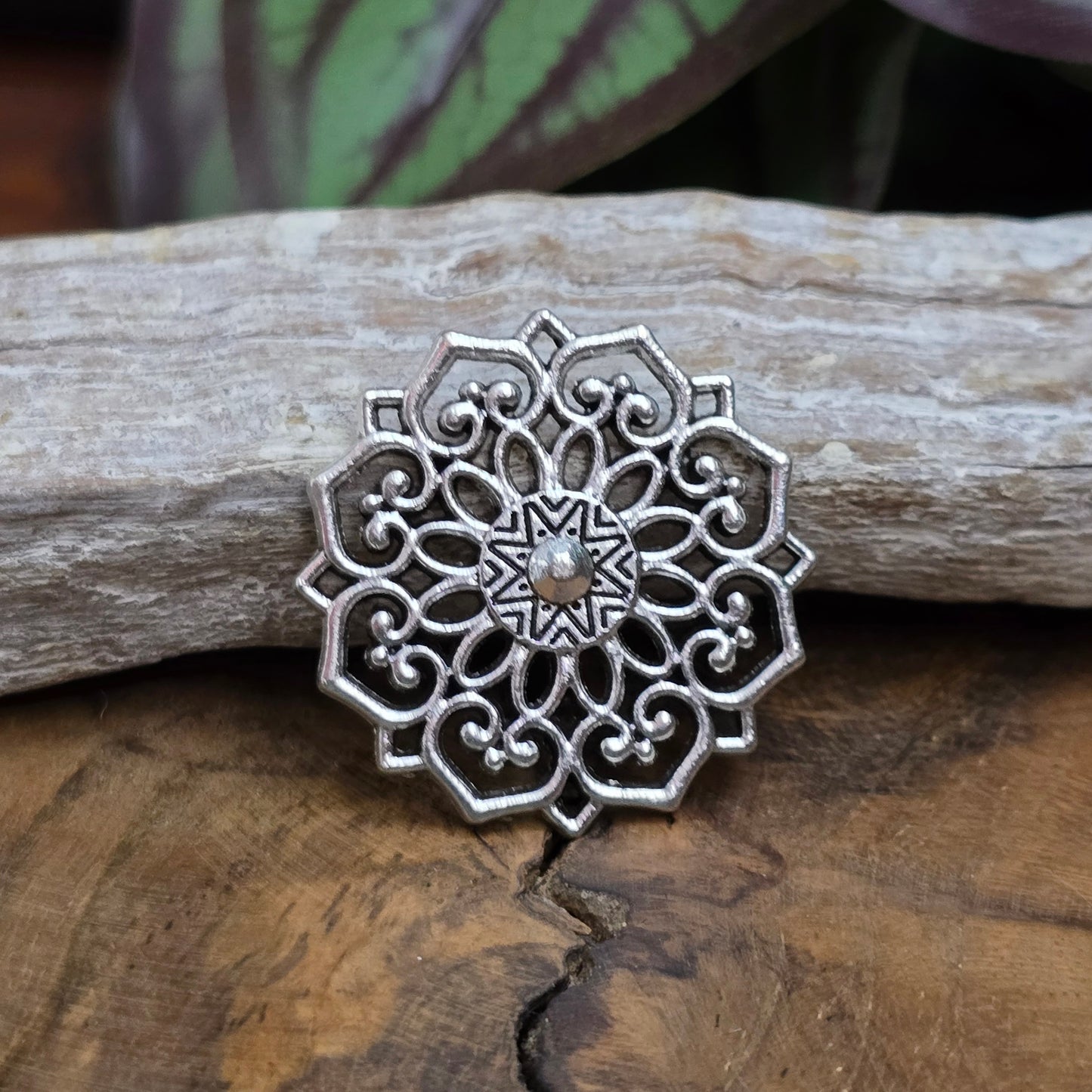 Mandala-Verbinder (32 mm) in antikem Silber – ideal für DIY-Schmuck, Ketten, Armbänder oder Boho-Deko. Zartes Design mit spiritueller Symbolik.